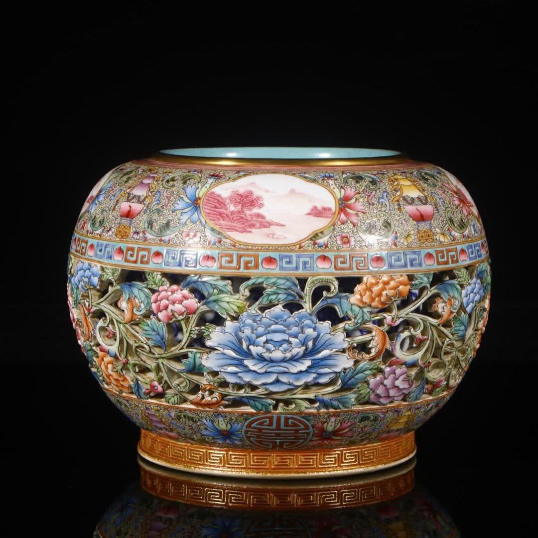 A piece of Qing Qianlong enamel color ancient Yuexuan hollow washing: Qing Qianlong enamel color ancient moon pavilion hollow washing SIZE: H: 13.5cm mouthD: 10cm Bottom diameter 12cm (The Dimensions Of All Batches Are Manually Measured.If You Need More Detailed Informa