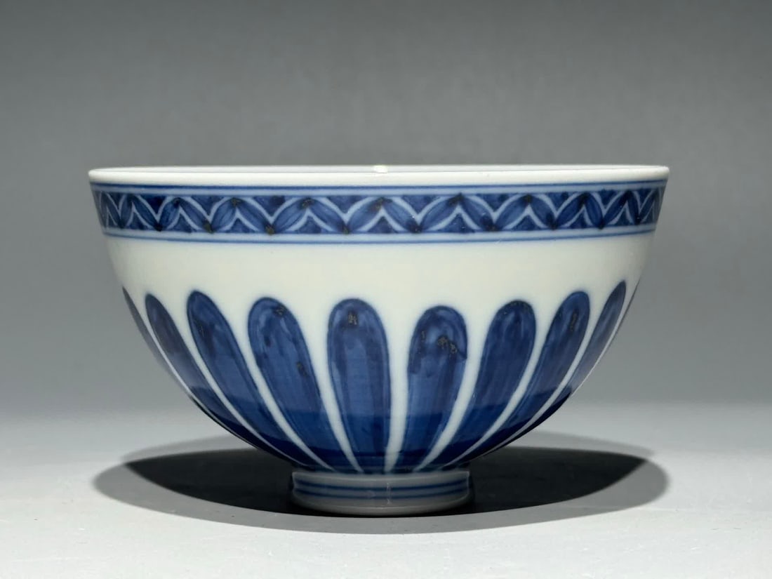 A mid-Qing Dynasty imitation Yongle blue and white chrysanthemum petal presser cup (1 of 8)