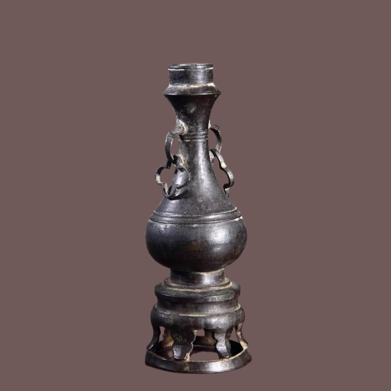 A bright copper begonia live ring ear bottle: Ming copper begonia live ring ear bottle SIZE: H:16cm W:213.4g (The Dimensions Of All Batches Are Manually Measured.If You Need More Detailed Information, Please Contact Our Customer Service Before Bi