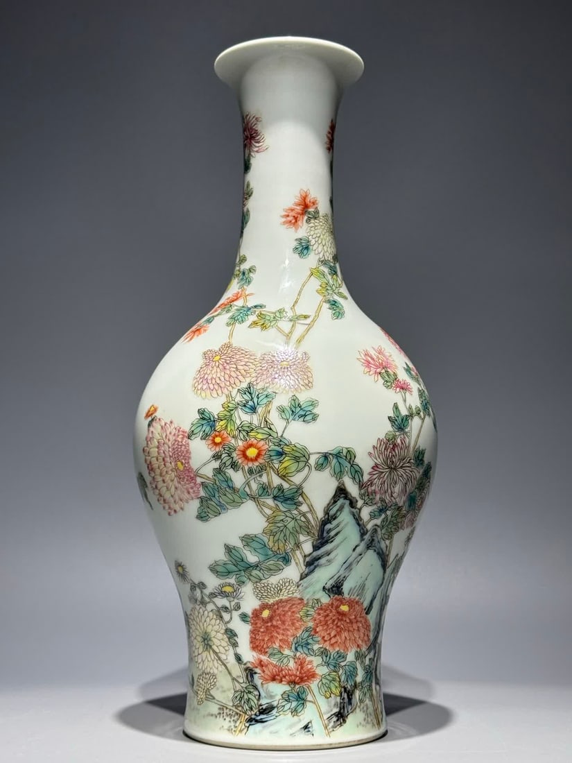 A pastel chrysanthemum fishtail bottle made in the Yongzheng era of the Qing Dynasty: The pastel chrysanthemum fishtail bottle made in the Yongzheng era of the Qing Dynasty SIZE: H: 33.8cm Belly D: 14.8cm (The Dimensions Of All Batches Are Manually Measured.If You Need More Detailed In