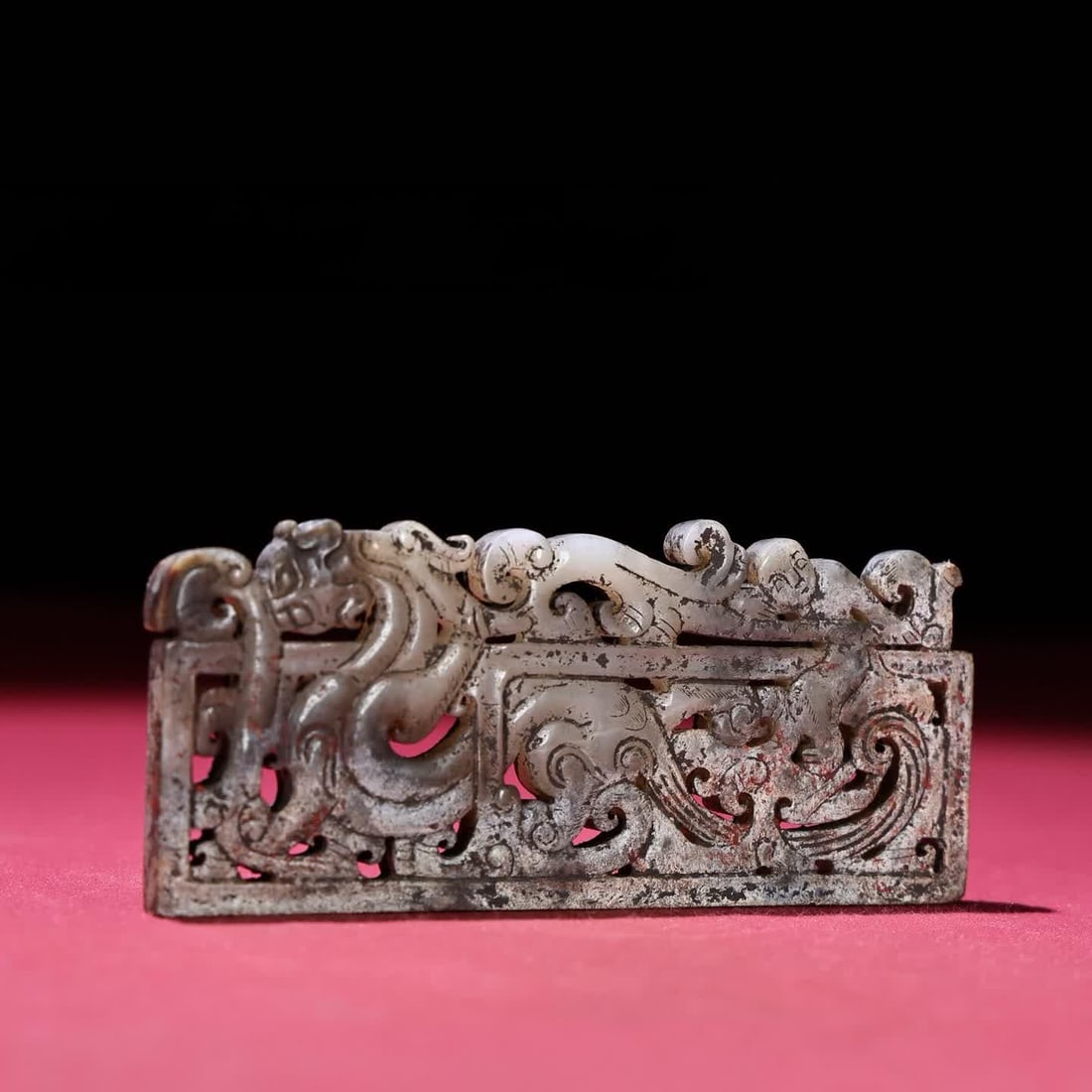 A Han Dynasty jade dragon pendant: Han Dynasty jade dragon pendant SIZE: 100x44x6mmW:59g (The Dimensions Of All Batches Are Manually Measured.If You Need More Detailed Information, Please Contact Our Customer Service Before Bidding.)