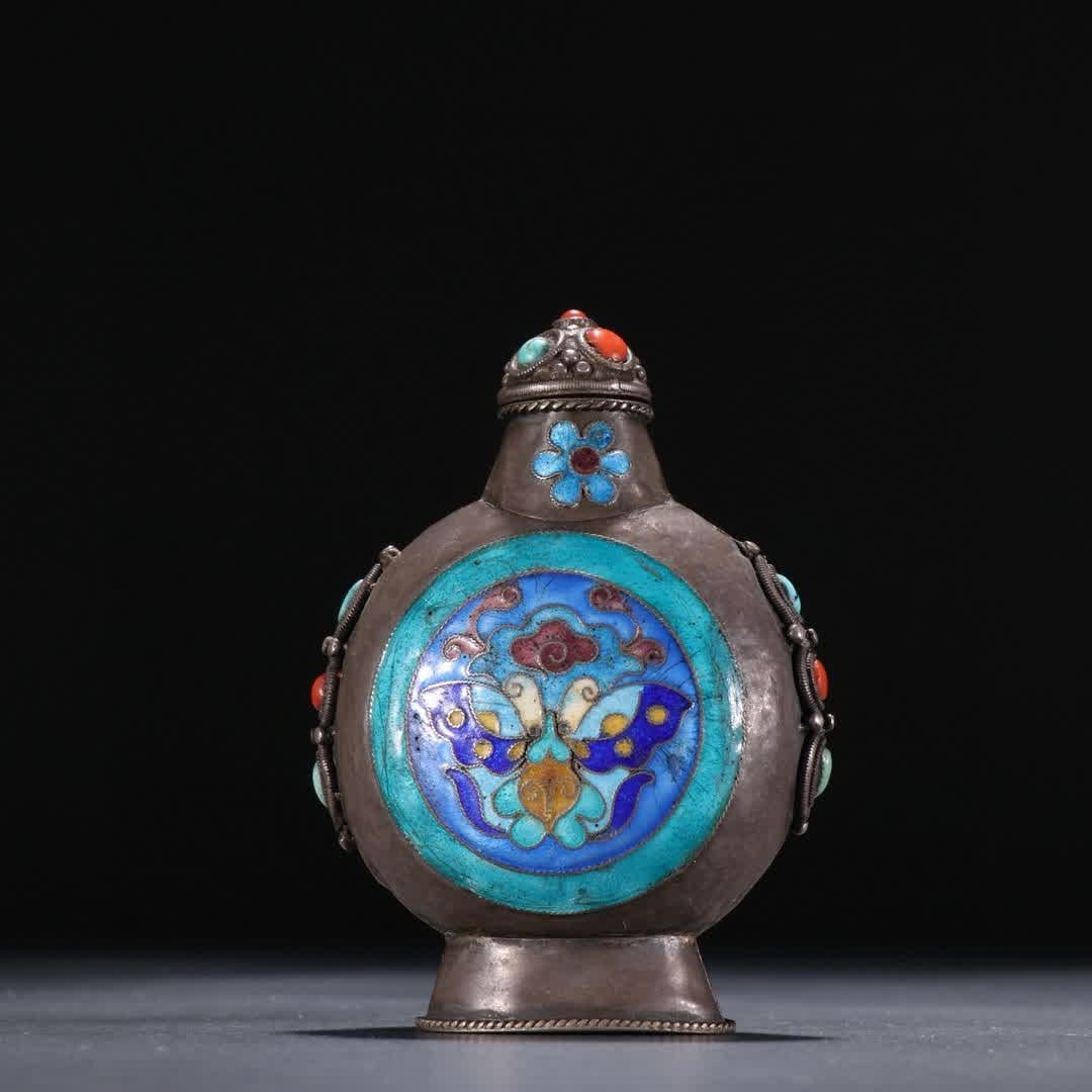 A piece of Qing Dynasty sterling silver burnt blue-inlaid gemstone butterfly pattern snuff bottle: Qing Dynasty sterling silver burning blue-inlaid gemstone butterfly pattern snuff bottle SIZE: H:7.5cm W:5.45cm W:50g (The Dimensions Of All Batches Are Manually Measured.If You Need More Detailed Inf