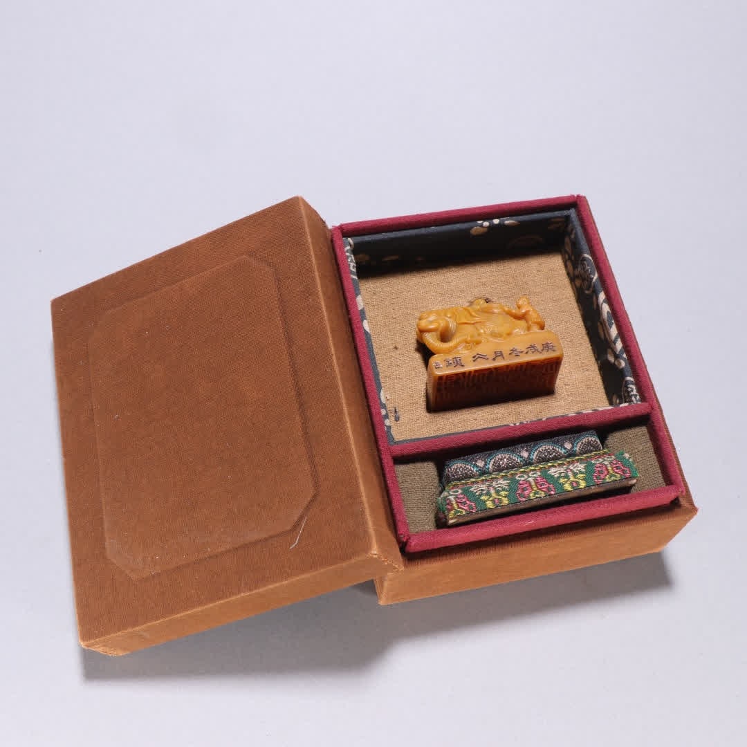 A seal of the Tian Huangshi boy washing elephant button: Qing Dynasty Tian Huangshi boy washed the elephant button seal SIZE: H:4cm W:4.5cm W:79g (The Dimensions Of All Batches Are Manually Measured.If You Need More Detailed Information, Please Contact Our 