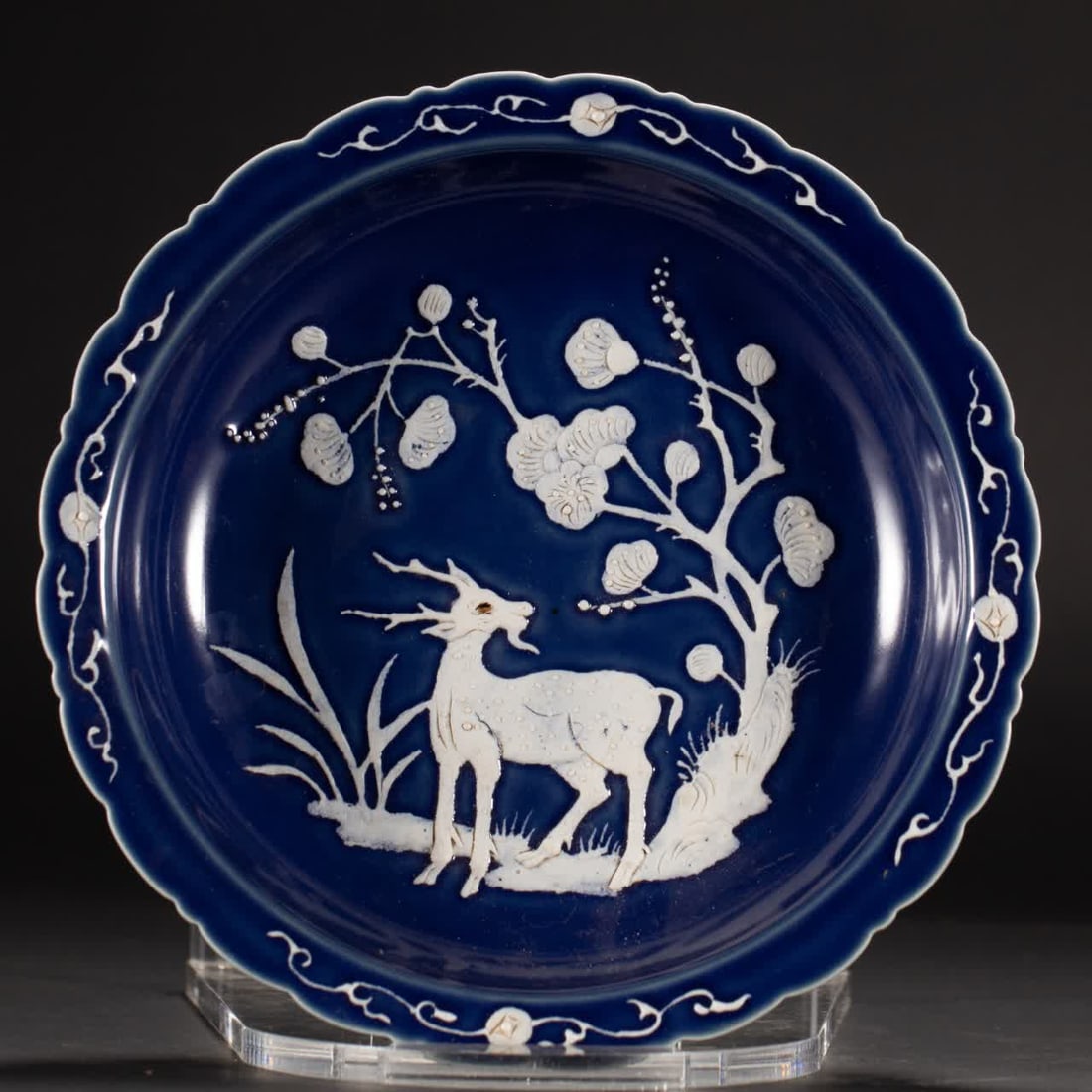 A bright blue glaze left white auspicious beast pattern: Bright blue glaze leaves white auspicious beast patterns SIZE: Plate L: 22cm W: 22cm H: 4.5cm W: 580g No. J1469 (The Dimensions Of All Batches Are Manually Measured.If You Need More Detailed Informati