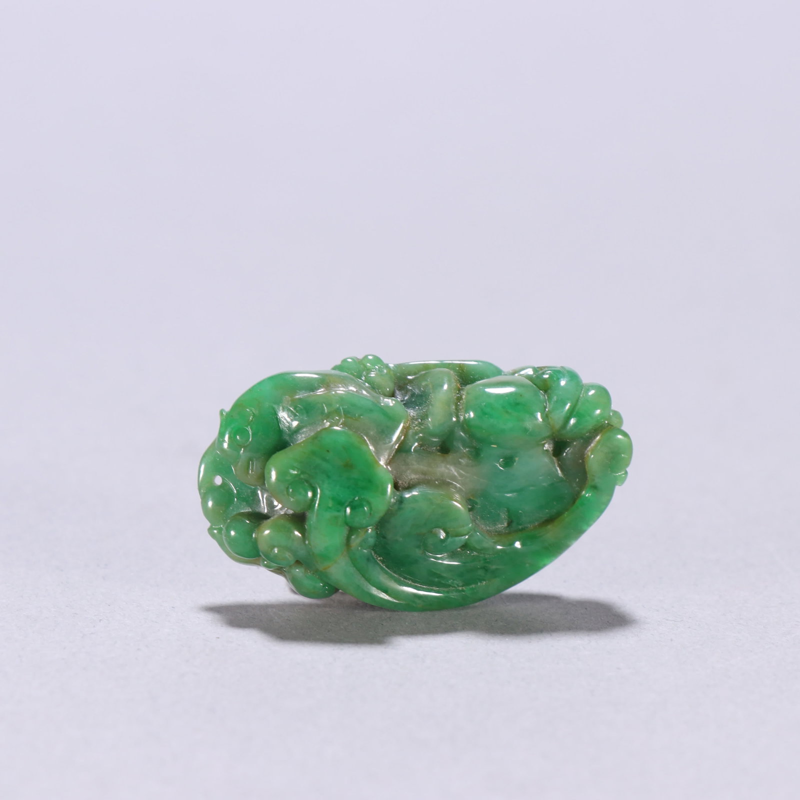 A Qing Dynasty jade Ganoderma lucidum carving (1 of 9)