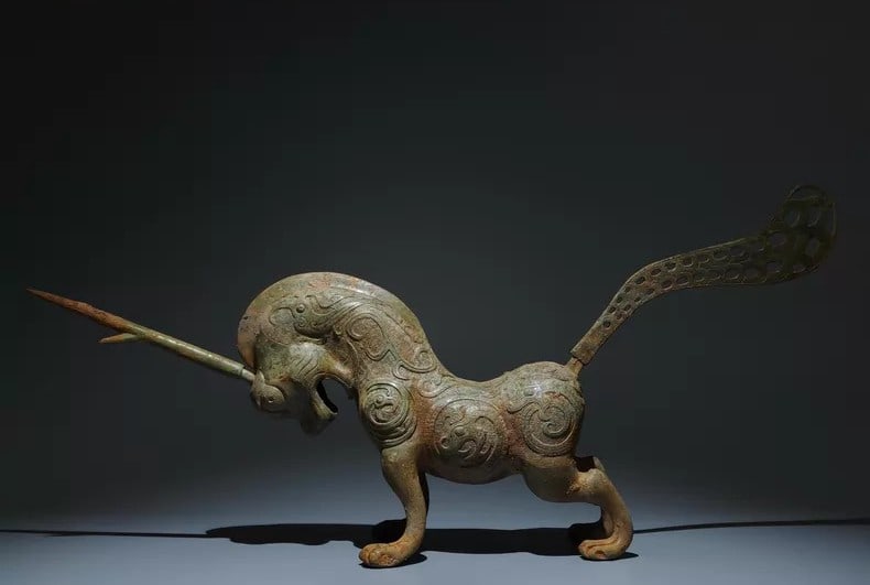 A piece of bronze unicorn: Bronze unicorn SIZE: 29x84x18cm (The Dimensions Of All Batches Are Manually Measured.If You Need More Detailed Information, Please Contact Our Customer Service Before Bidding.)