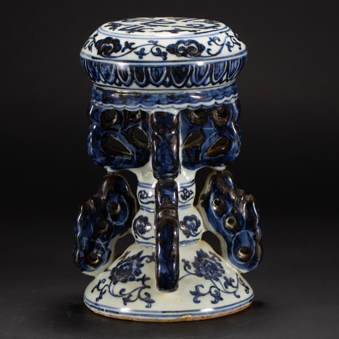 A bright blue and white floral pattern hat holder: Ming blue and white floral pattern hat holder SIZE: L:13cm W:13cm H:21cm W:1800g (The Dimensions Of All Batches Are Manually Measured.If You Need More Detailed Information, Please Contact Our Customer