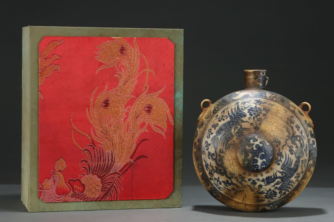 A blue and white entwined lotus phoenix pattern lying pot made in the Ming Xuande year: In the Ming Xuande year, the blue and white entwined lotus phoenix pattern lying pot was made SIZE: H: 30.5cm Abdominal diameter 26.3cm (The Dimensions Of All Batches Are Manually Measured.If You Need