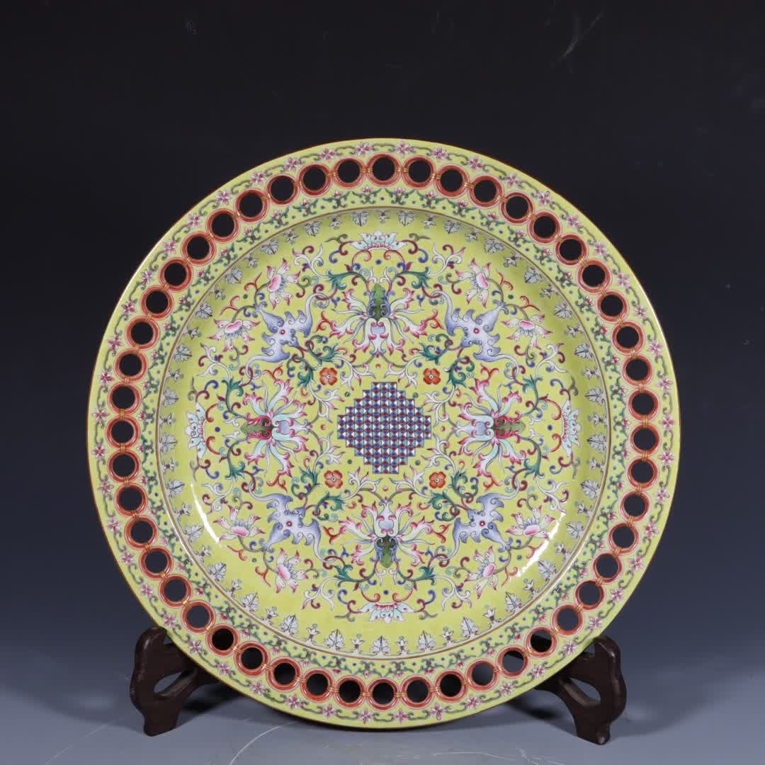 A large plate of Qing Dynasty pastel intertwined flowers (1 of 9)