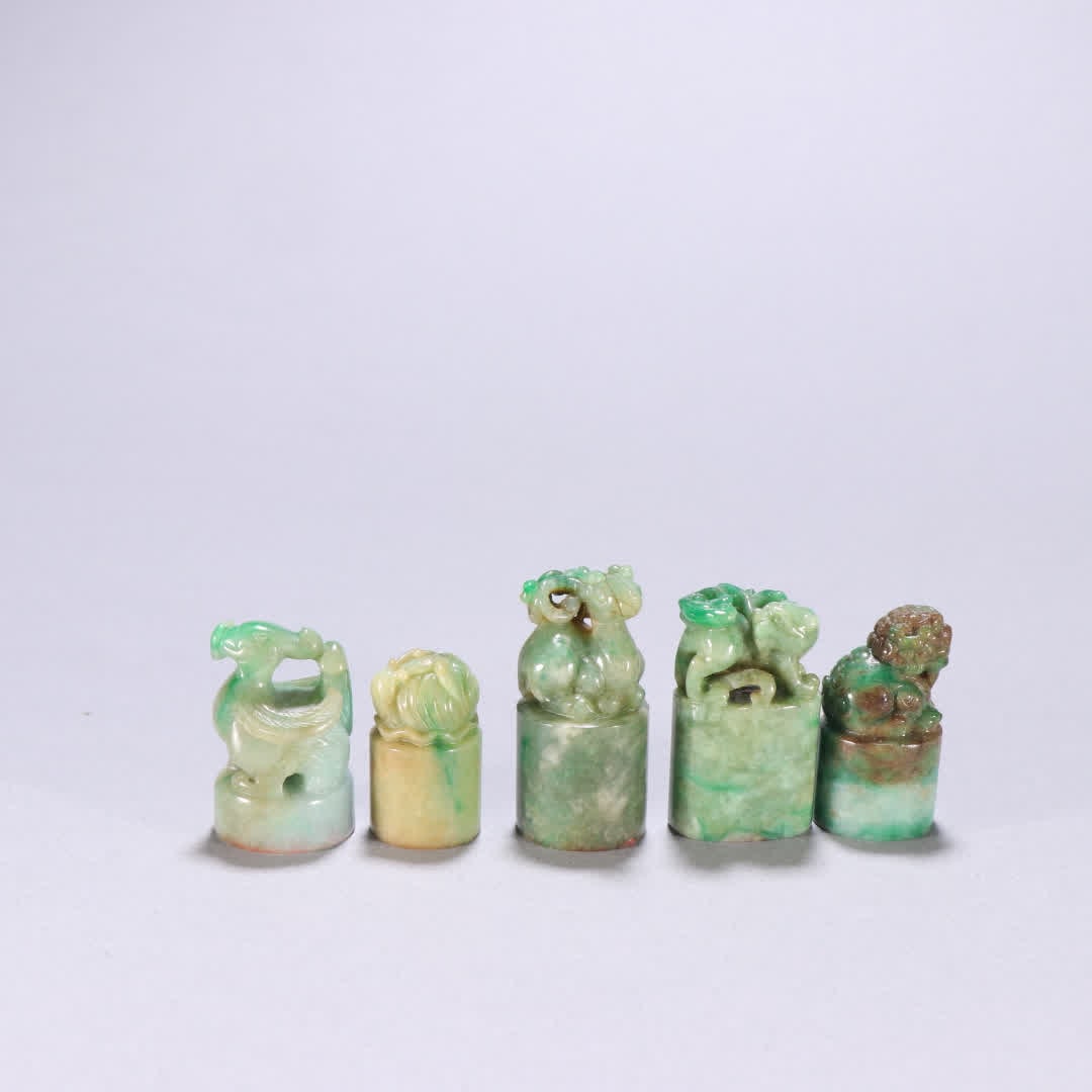 A set of Qing Dynasty jade seals: A set of jade seals in the Qing Dynasty SIZE: H: 3.5cm W: 2.cm Total W: 107.8g (The Dimensions Of All Batches Are Manually Measured.If You Need More Detailed Information, Please Contact Our Customer S