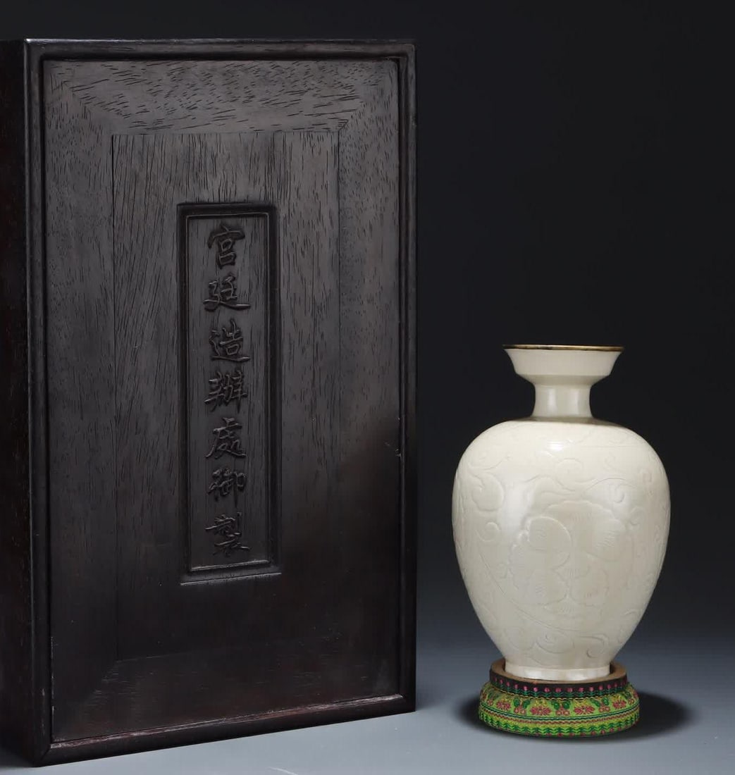A Song Ding kiln carved flower-inlaid gold-rimmed plate mouth bottle: Song Ding kiln carved flower-inlaid gold-rimmed plate bottle SIZE: H: 20cm Belly diameter 13.5cm (The Dimensions Of All Batches Are Manually Measured.If You Need More Detailed Information, Please Cont