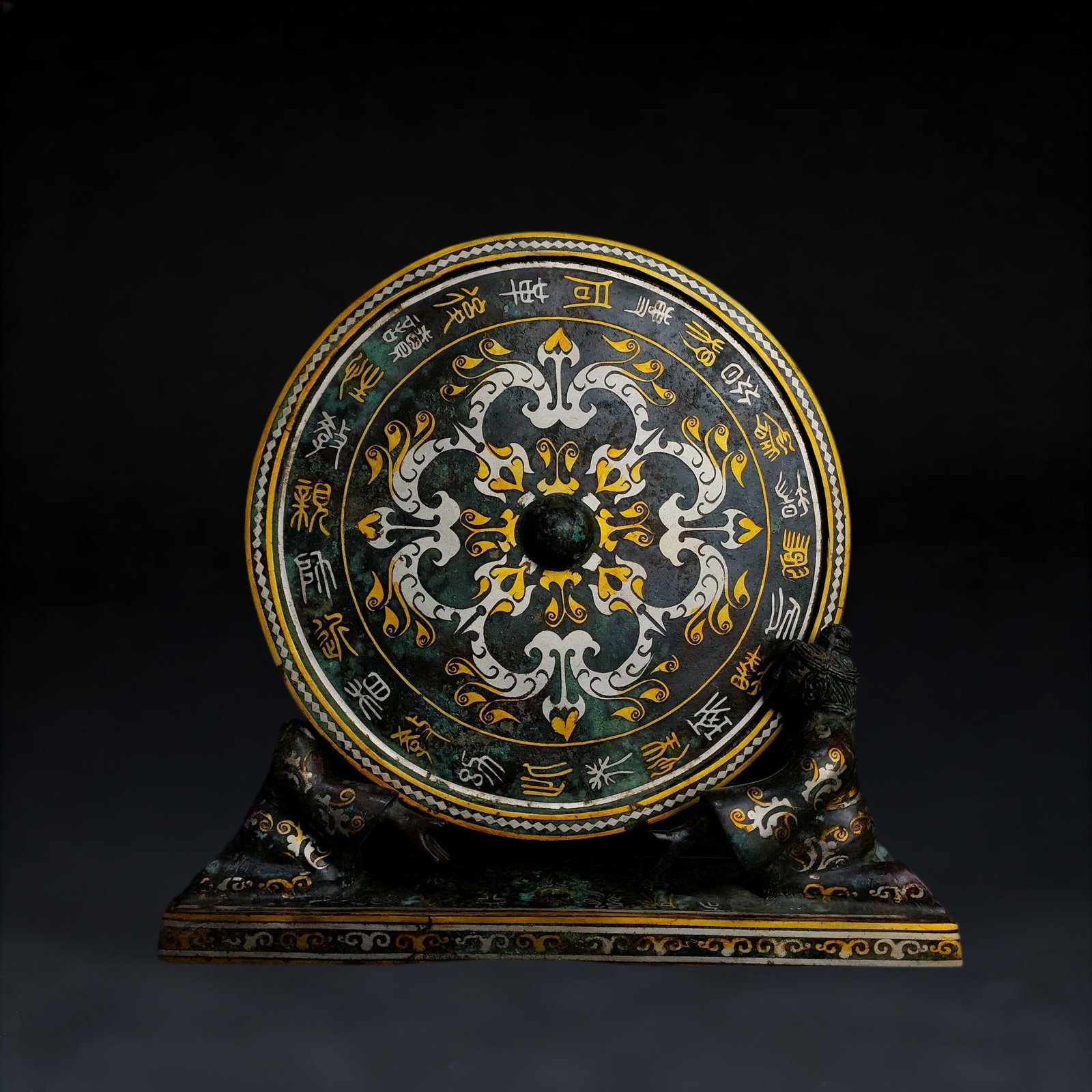 A Warring States bronze Cuojin Cuoyin silver bronze mirror: Warring States bronze Cuo Jin Cuo silver bronze mirror SIZE: H:27cm W:26cm W:3.1kg (The Dimensions Of All Batches Are Manually Measured.If You Need More Detailed Information, Please Contact Our Custom