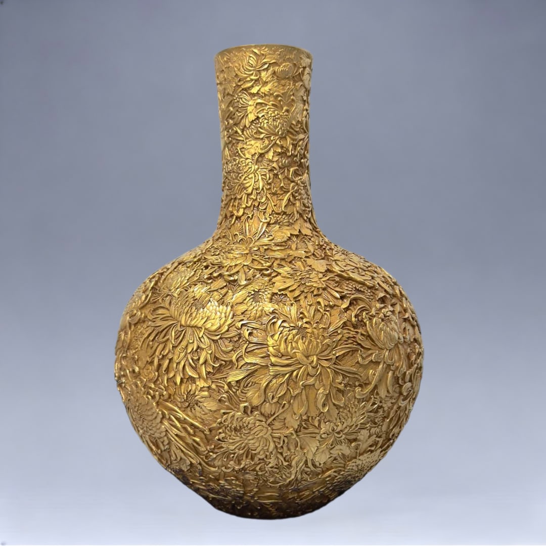 A Qing Dynasty flower celestial ball vase (1 of 9)