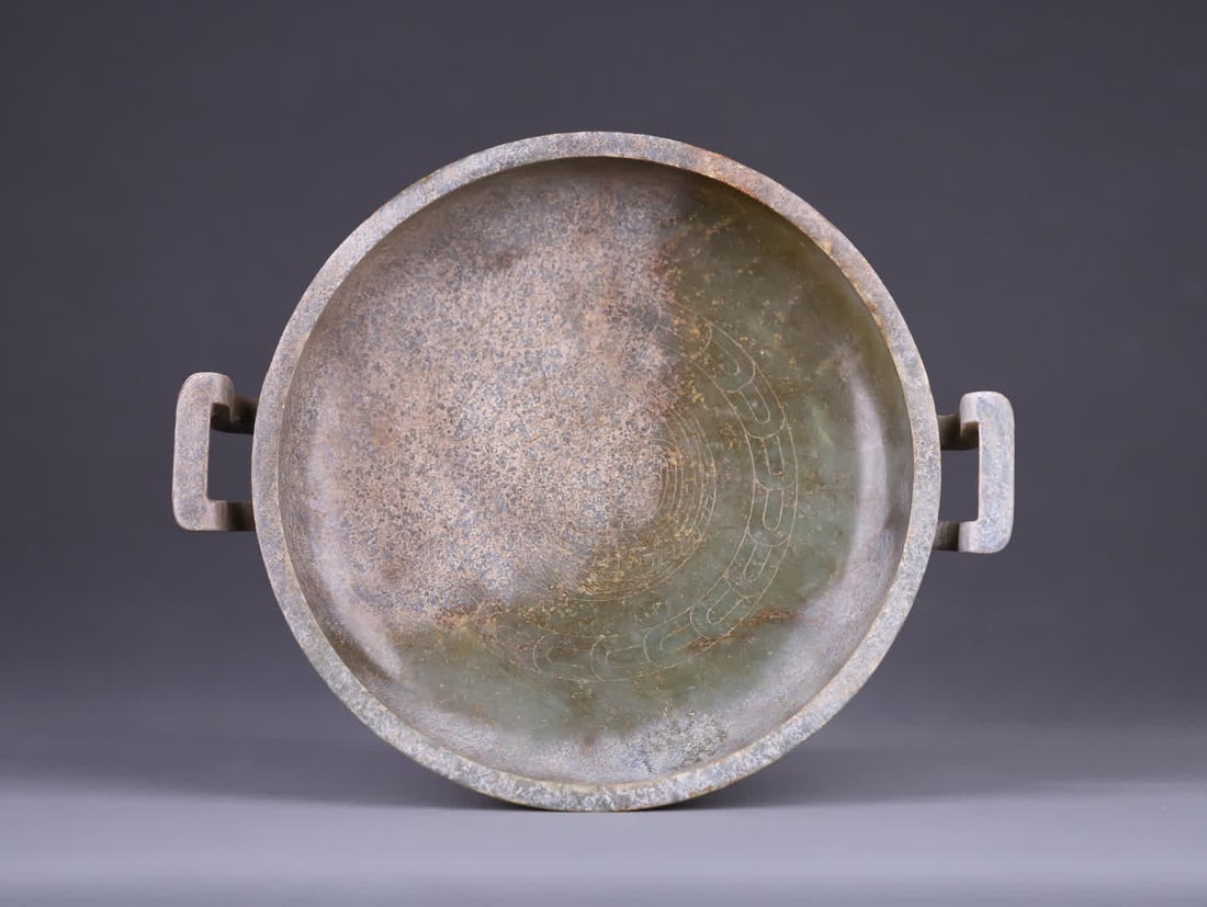 A Han Dynasty ancient jade amphora three-legged plate (1 of 9)