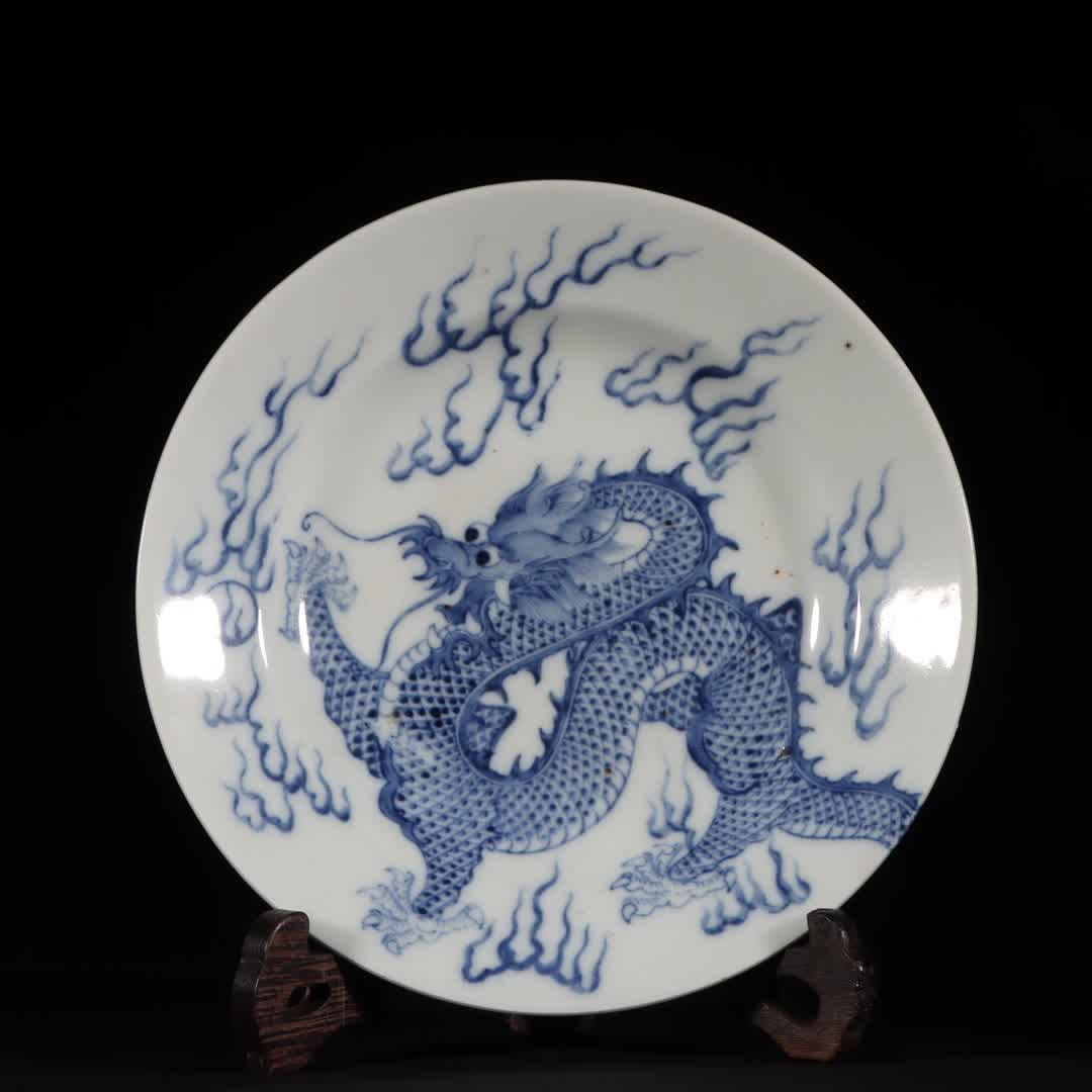 A clear blue and white dragon pattern plate: Qing Daoguang blue and white dragon pattern plate SIZE: H: 4cm mouthD: 22.5cm bottom diameter 10.5cm (The Dimensions Of All Batches Are Manually Measured.If You Need More Detailed Information, Please 