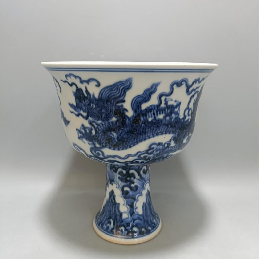 A Ming Dynasty Xuande blue and white dragon pattern goblet: Ming Dynasty Xuande blue and white dragon pattern goblet SIZE: H: 17cm mouthD: 15.7cm bottom 7.5cm (The Dimensions Of All Batches Are Manually Measured.If You Need More Detailed Information, Please Co