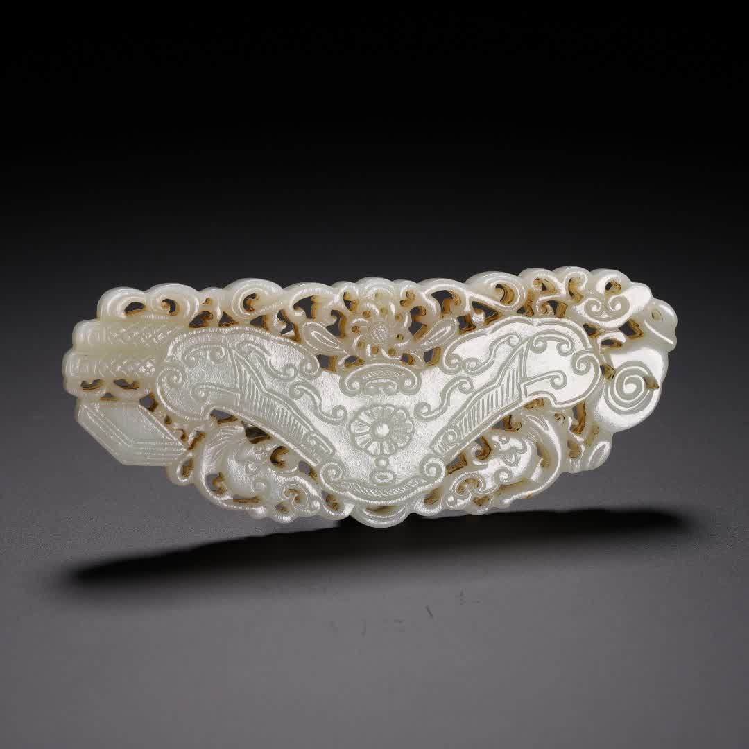 A piece of Hetian jade wall in the Qing Dynasty: Qing Dynasty Hetian jade wall SIZE: L:10cm W:4cm W:60g (The Dimensions Of All Batches Are Manually Measured.If You Need More Detailed Information, Please Contact Our Customer Service Before Bidding.)