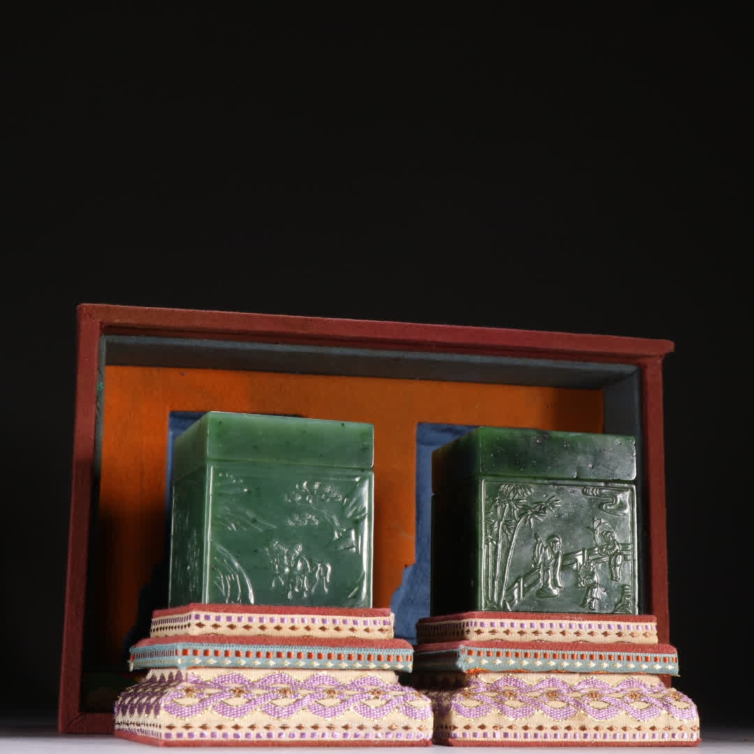 A pair of Qing Dynasty jasper character story cover boxes: Qing Dynasty jasper character story cover box pair SIZE: H: 6.3cm W: 5.4cm Single W: 303g (The Dimensions Of All Batches Are Manually Measured.If You Need More Detailed Information, Please Contact Our