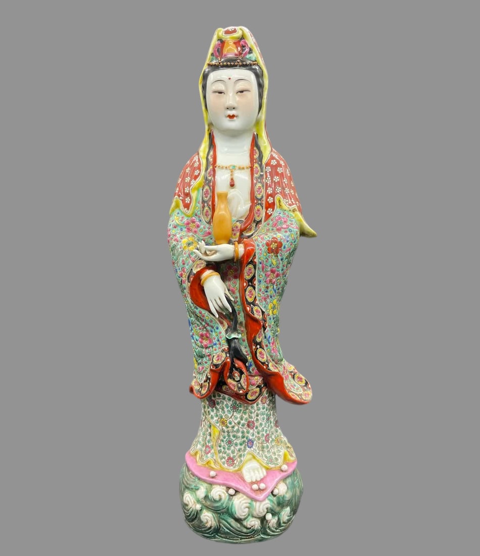 A piece of pastel Guanyin in the Republic of China: Republic of China Pastel Guanyin SIZE: H:43cm (The Dimensions Of All Batches Are Manually Measured.If You Need More Detailed Information, Please Contact Our Customer Service Before Bidding.)