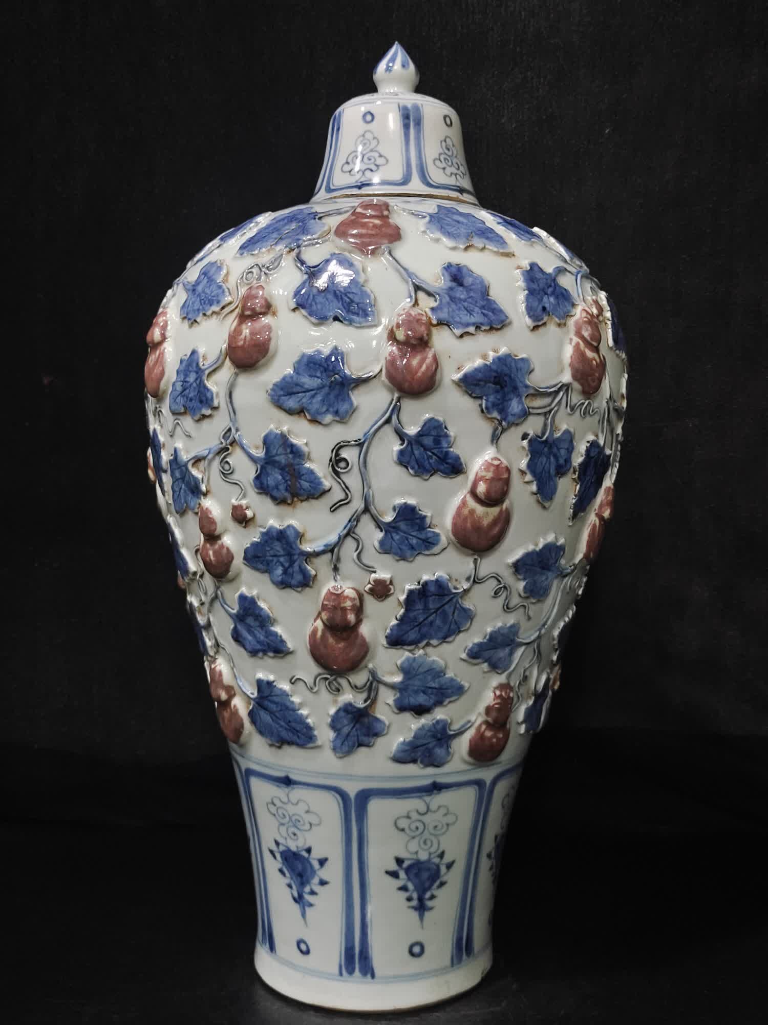 A Yuan blue and white carved gourd plum bottle: Yuan blue and white carved gourd plum bottle SIZE: H: 52cm Belly diameter 25cm mouthD: 5cm (The Dimensions Of All Batches Are Manually Measured.If You Need More Detailed Information, Please Contact Ou