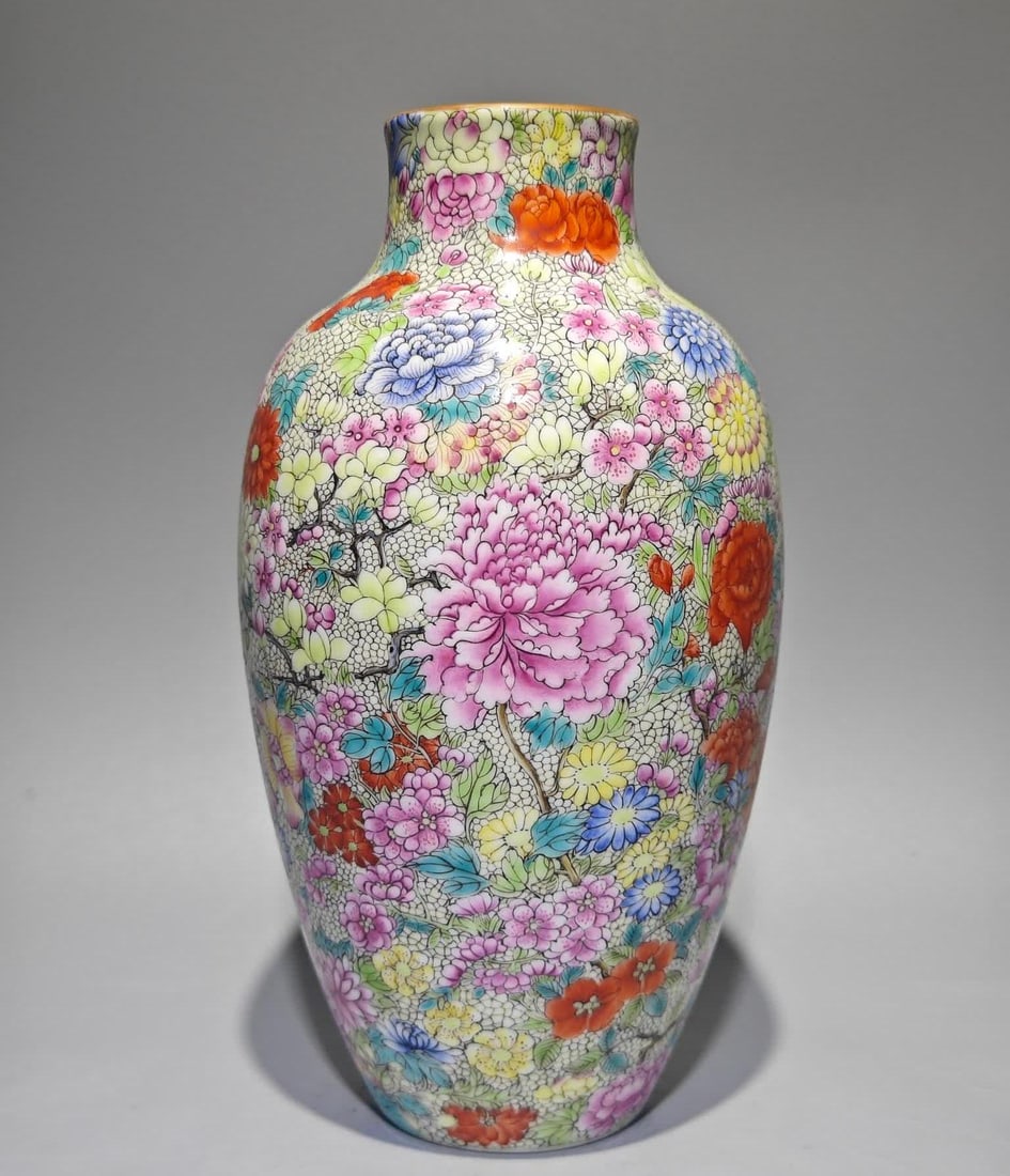 A Qianlong era enamel kaleidoscope plum vase made in the Qianlong era: Qianlong year of the Qing Dynasty enamel color kaleidoscope plum vase SIZE: H: 22.6cm Belly D: 12.5cm (The Dimensions Of All Batches Are Manually Measured.If You Need More Detailed Information, Please