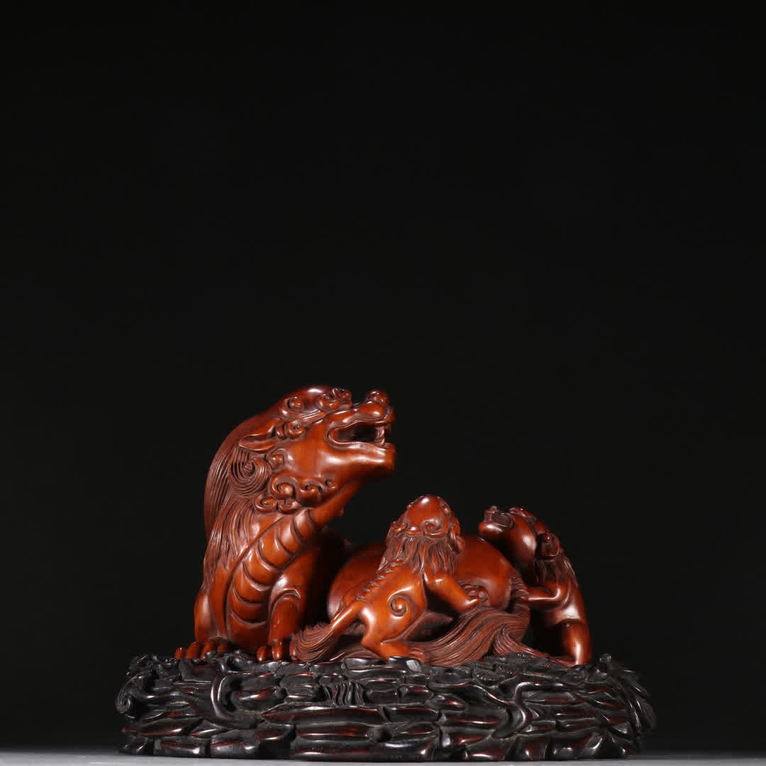 A boxwood lion ornament (1 of 9)