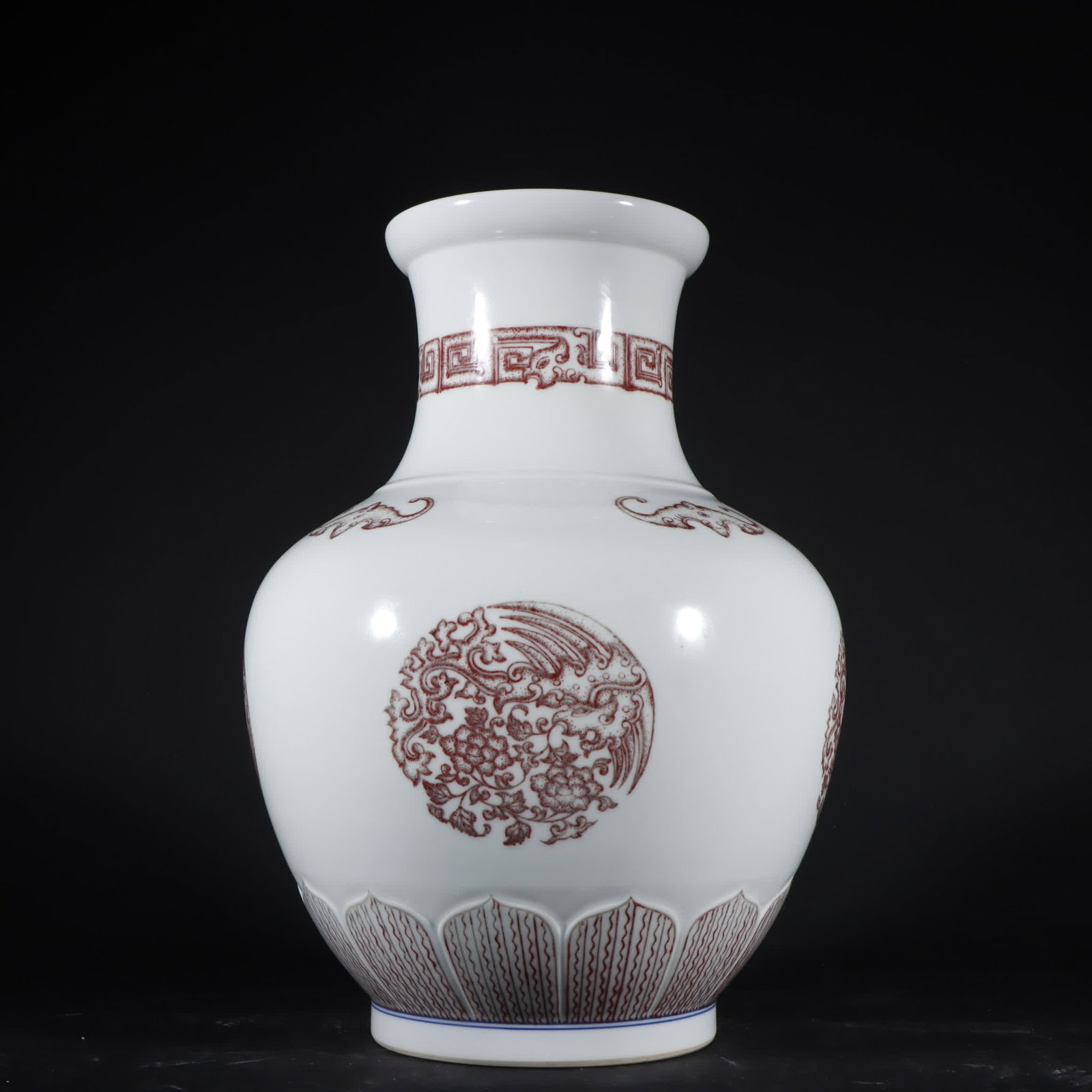 A Qing Dynasty Qianlong glazed red group phoenix pattern: Qing Dynasty Qianlong glaze red group phoenix pattern SIZE: H:30cm W:22cm (The Dimensions Of All Batches Are Manually Measured.If You Need More Detailed Information, Please Contact Our Customer Servic