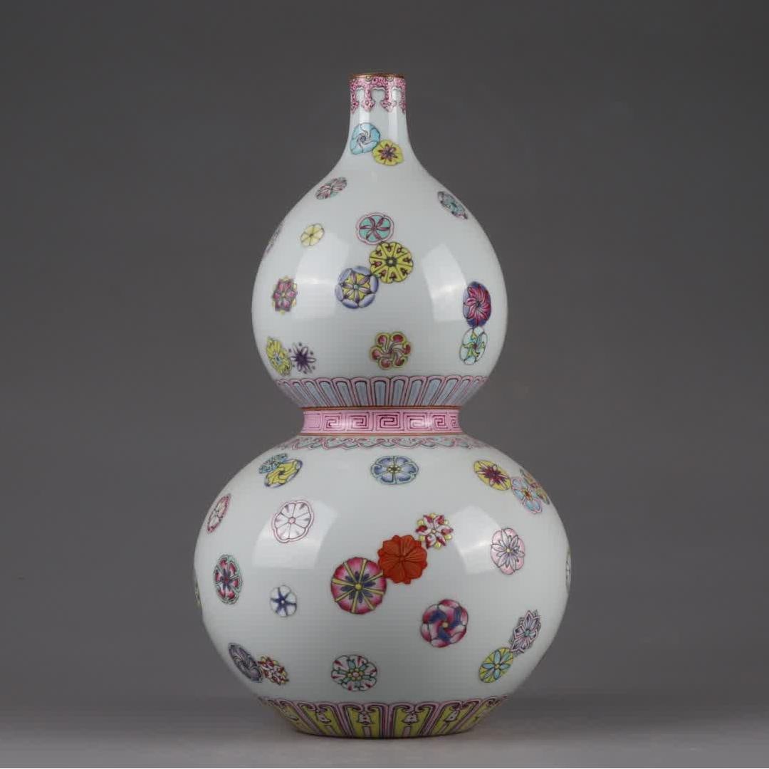 A Qing Qianlong pastel leather ball flower gourd bottle: Qing Qianlong pastel leather ball flower gourd bottle SIZE: H: 32cm Belly diameter 18cm (The Dimensions Of All Batches Are Manually Measured.If You Need More Detailed Information, Please Contact Our C
