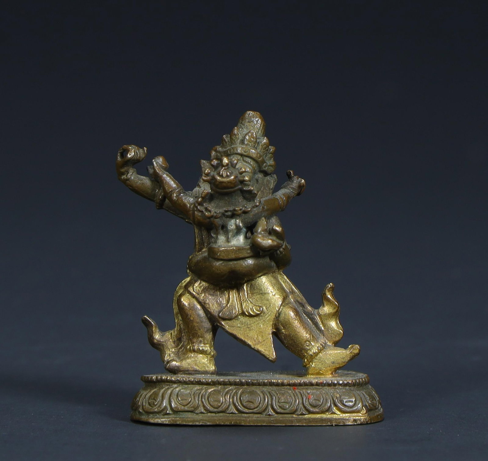 Qing Dynasty copper clay gold four-armed black sky statue: Statue of a large black sky with four arms in copper and gold SIZE: H:3.6cm L:3.2cm W:1.3cm W:18.8g (The Dimensions Of All Batches Are Manually Measured.If You Need More Detailed Information, Please C