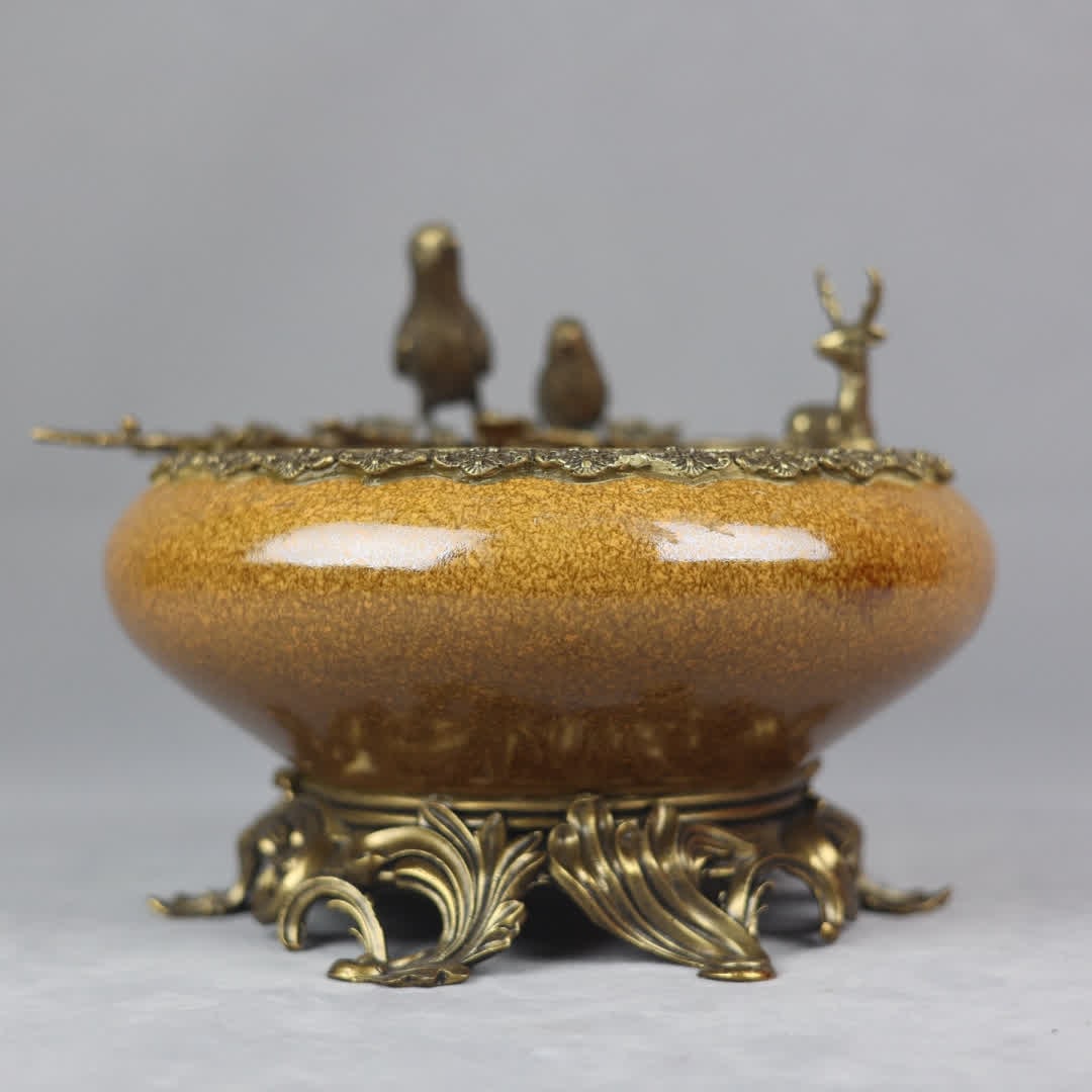 One piece of eel yellow glaze inlaid with copper auspicious beast pattern washed: Qing Dynasty eel yellow glaze inlaid with copper auspicious beast pattern washed SIZE: H: 22cm mouthD: 26cm Abdominal diameter 26cm Bottom diameter 23cm (The Dimensions Of All Batches Are Manually Mea
