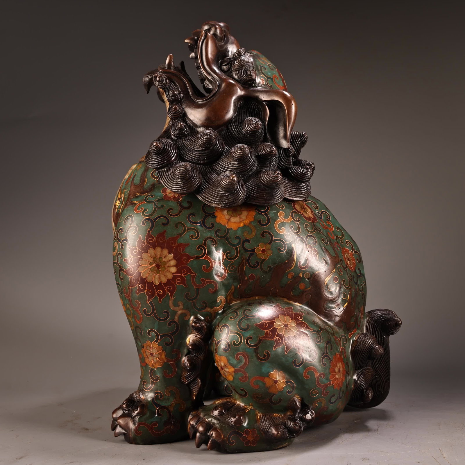 A Qing Dynasty high-relief engraved cloisonné cloisonné enamel vase looking at the sky: Qing Dynasty high-relief engraving cloisonné cloisonné enamel color looking at the sky roar vase SIZE: W:4500g H:31cm W:22cm (The Dimensions Of All Batches Are Manually Measured.If You Need More Det