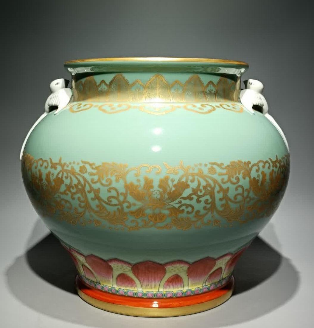 A bean celadon gilded passionflower swallow jar made in the Qianlong period of the Qing Dynasty: Qianlong year of the Qing Dynasty bean celadon gold-painted passionflower swallow jar SIZE: H: 33cm Belly D: 40cm (The Dimensions Of All Batches Are Manually Measured.If You Need More Detailed Informa