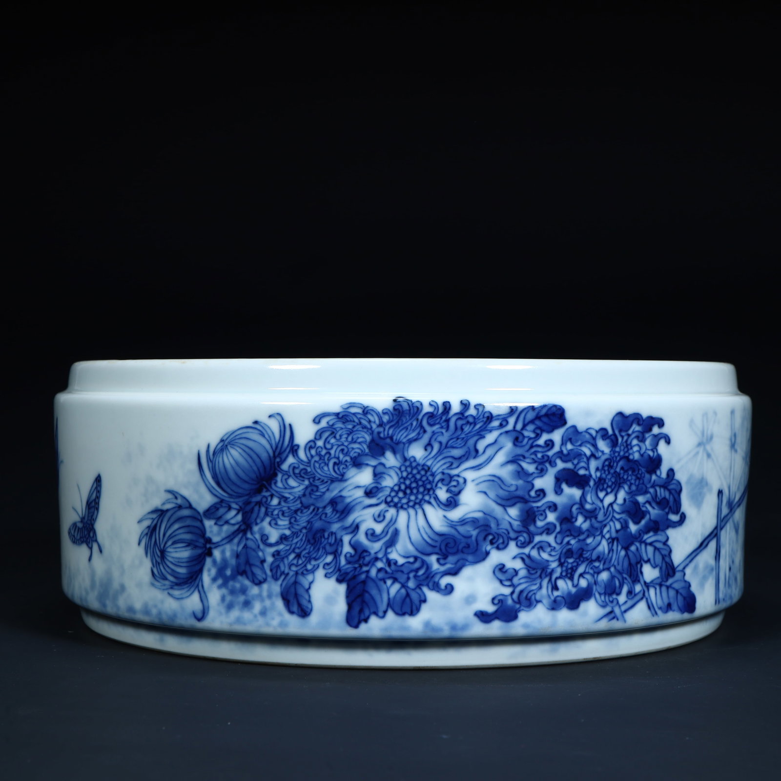 A Qing Dynasty Qianlong blue and white chrysanthemum pattern washed: Qing Dynasty Qianlong blue and white chrysanthemum pattern washed SIZE: H:8.5cm L:23.5cm W:23.5cm W:2kg (The Dimensions Of All Batches Are Manually Measured.If You Need More Detailed Information, Plea