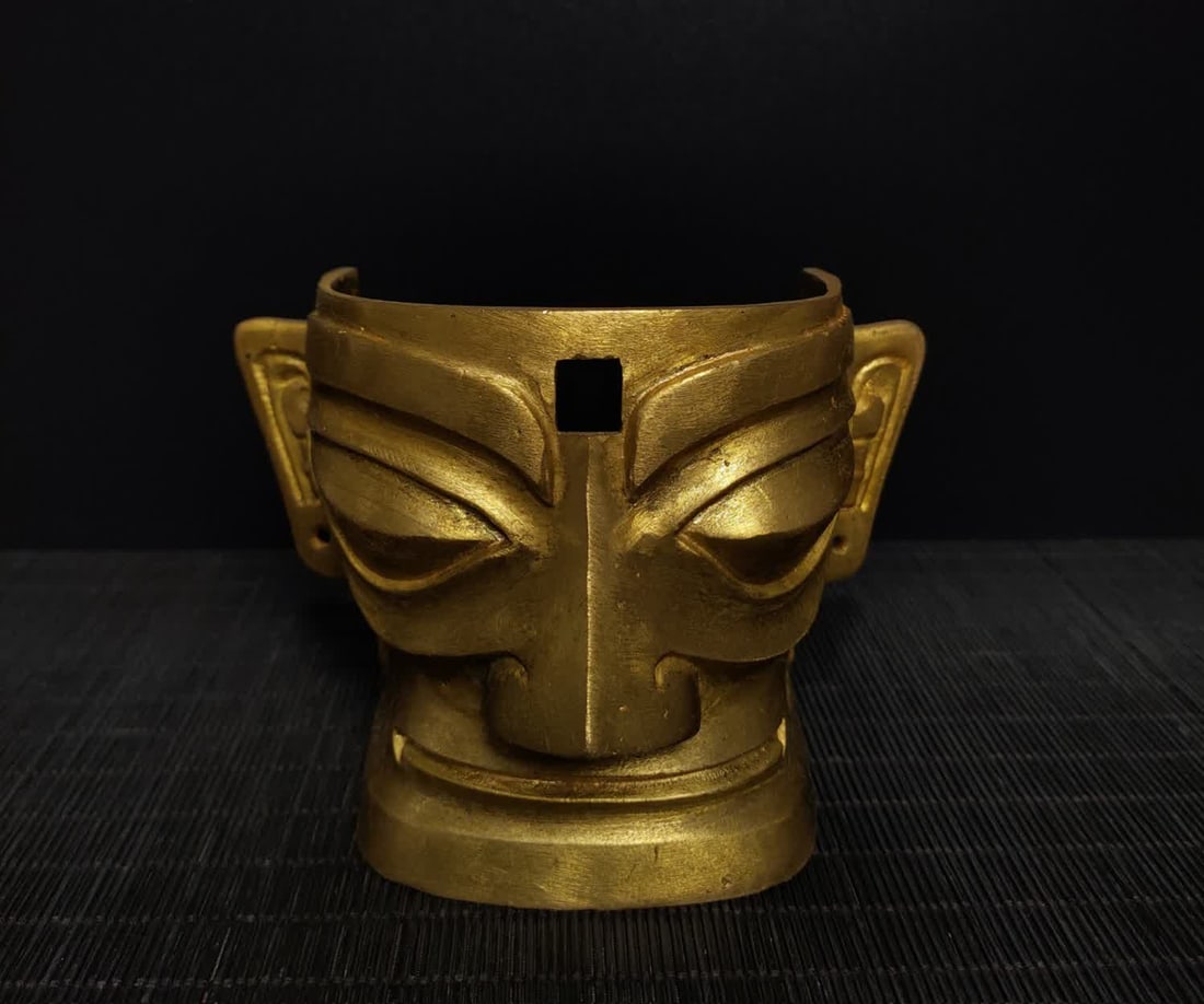 A Sanxingdui gilt mask: Sanxingdui gilt mask SIZE: H: 10cm W: 14cm W: 1.2 pounds (The Dimensions Of All Batches Are Manually Measured.If You Need More Detailed Information, Please Contact Our Customer Service Before Bidding.