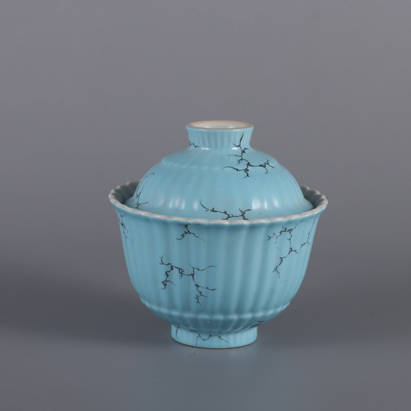 A turquoise green glazed enamel made in the Qianlong period of the Qing Dynasty, colorful apricot: Qing Qianlong year turquoise green glazed inner enamel colorful apricot forest spring swallow melon diamond cover bowl SIZE: H:9.3cm mouthD:9cm (The Dimensions Of All Batches Are Manually Measured.If 