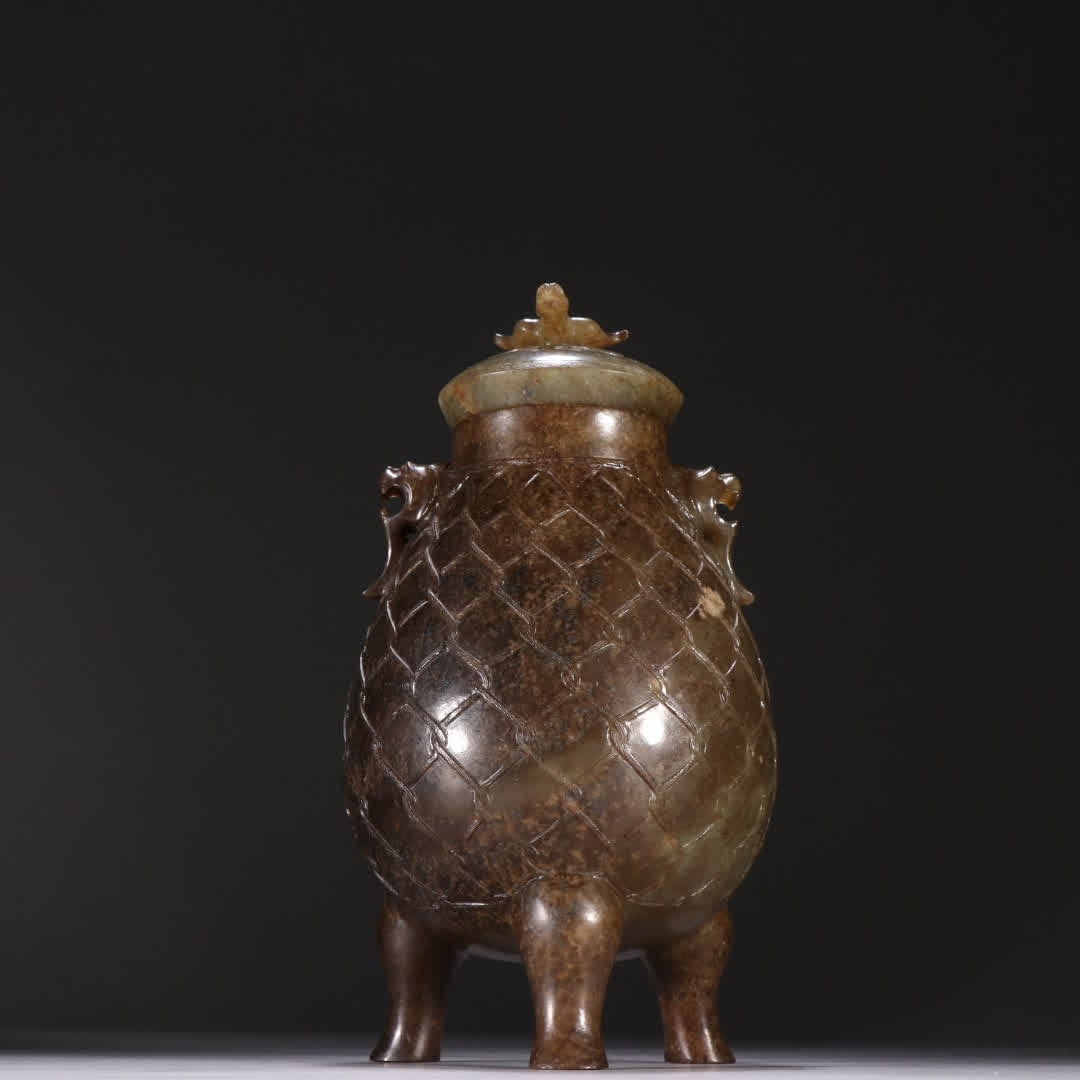A three-legged jar of ancient jade animal ears: Ancient jade beast ear three-legged jar SIZE: H:17cm W:9.8cm W:549.2g (The Dimensions Of All Batches Are Manually Measured.If You Need More Detailed Information, Please Contact Our Customer Service Be