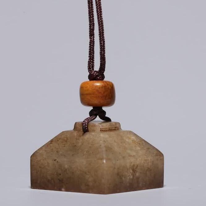 A Hetian jade belt seal: Qing Dynasty Hetian jade belt seal SIZE: L:W:2.7cm W:30g (The Dimensions Of All Batches Are Manually Measured.If You Need More Detailed Information, Please Contact Our Customer Service Before Bidding.