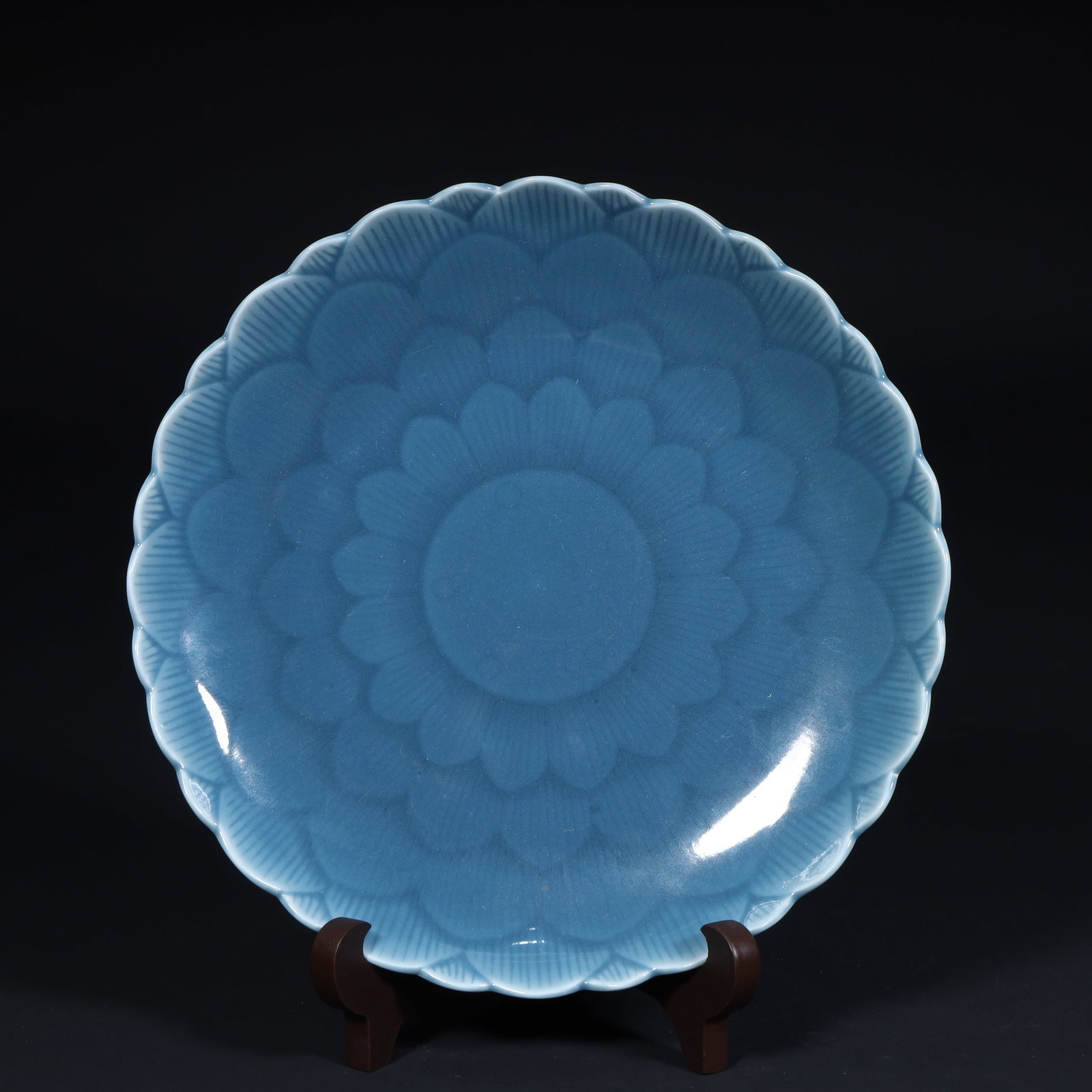 A Qing Dynasty sky blue glazed chrysanthemum petal pattern plate: Qing Dynasty sky blue glazed chrysanthemum petal pattern plate SIZE: H:4cm L:20cm W:20cm W:601.5g (The Dimensions Of All Batches Are Manually Measured.If You Need More Detailed Information, Please Con