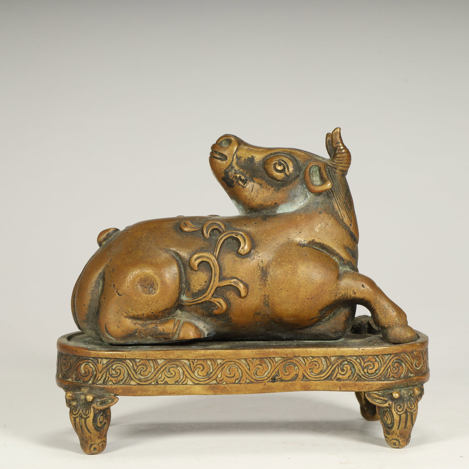 A Qing Dynasty auspicious beast paperweight: Qing Dynasty auspicious beast paperweight SIZE: H:11.5cm L:13.5cm W:5.5cm W:731g (The Dimensions Of All Batches Are Manually Measured.If You Need More Detailed Information, Please Contact Our Customer