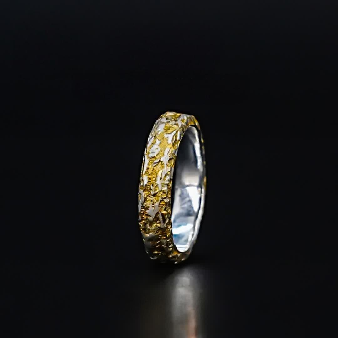 A silver gold ring: Silver gold ring SIZE: Inner diameter 2.2cm (The Dimensions Of All Batches Are Manually Measured.If You Need More Detailed Information, Please Contact Our Customer Service Before Bidding.)
