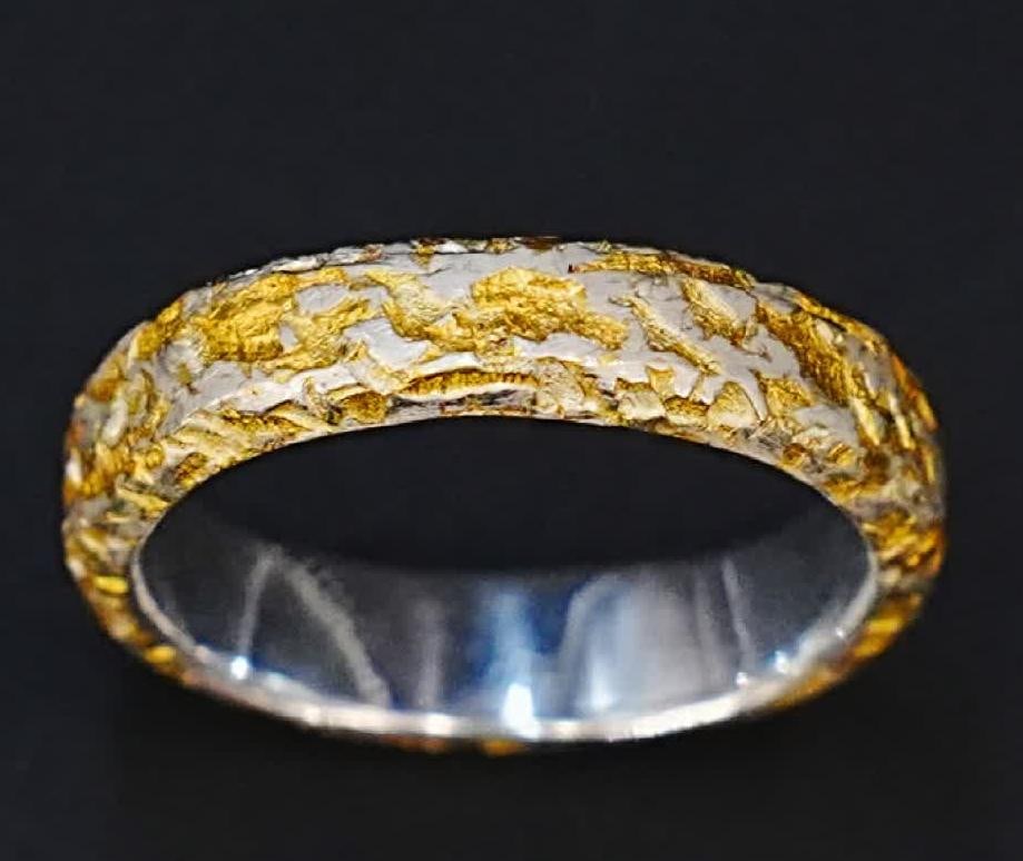 A silver gold ring - 7