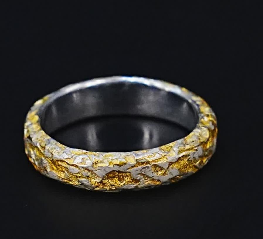 A silver gold ring - 8