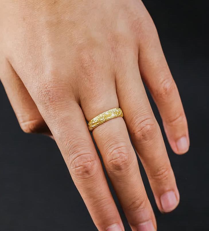 A silver gold ring - 9