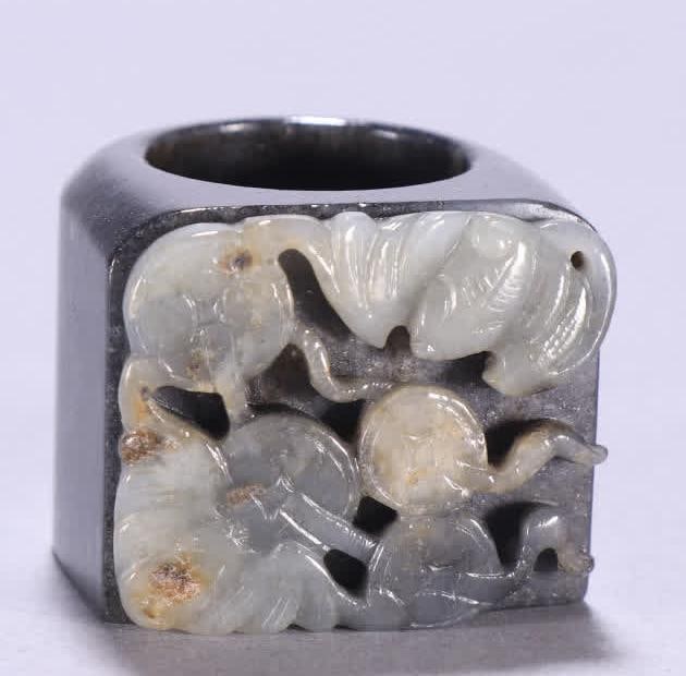 A piece of Qing Dynasty blue and white seed material blessing in front of the horse's hooves and: Qing Dynasty blue and white seed material blessing in front of the horse's hooves fingers SIZE: Inner diameter 2.1cm W: 2.7cm W: 50.7g (The Dimensions Of All Batches Are Manually Measured.If You Need 