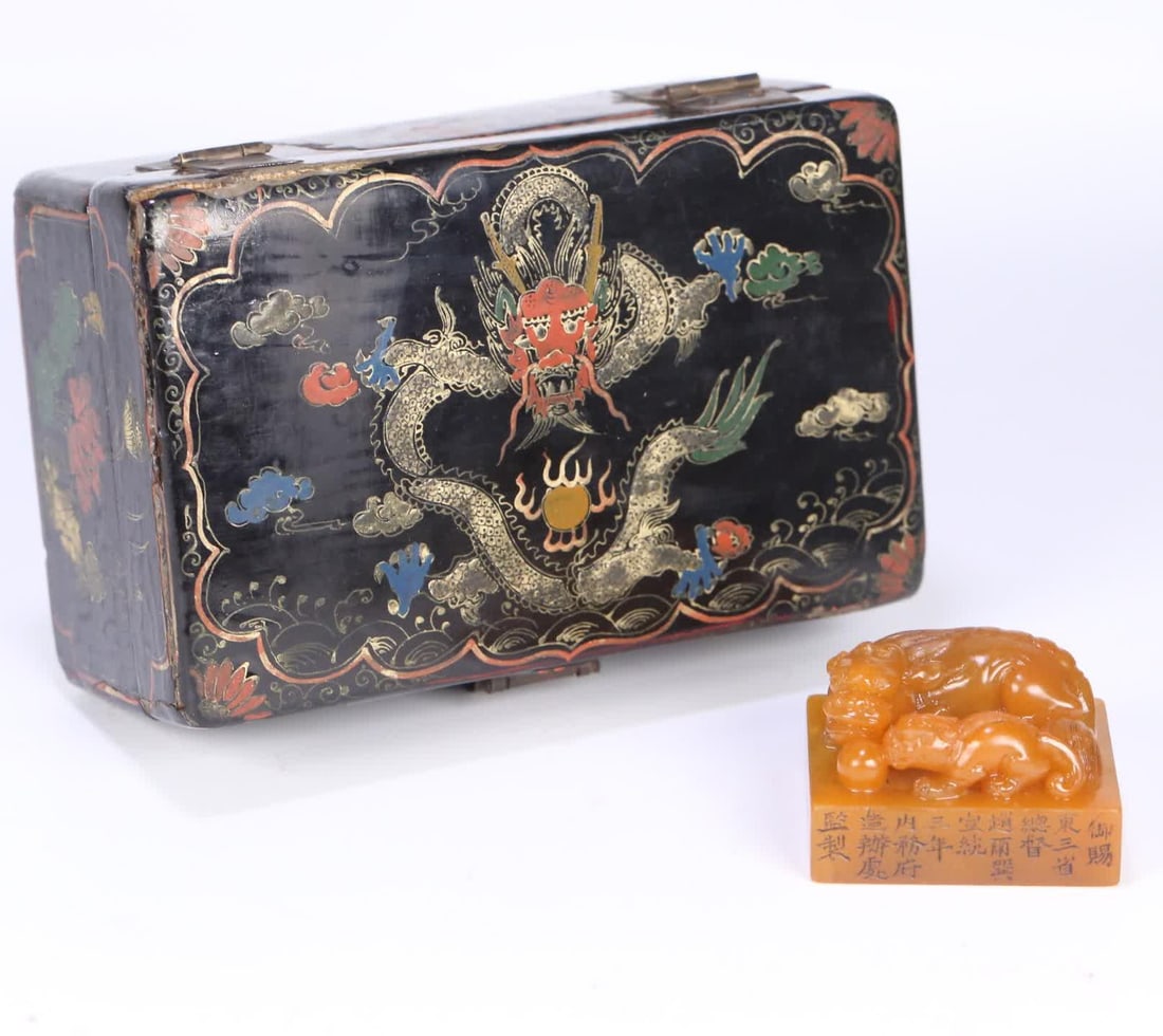 A seal of the mother beast of Tian Huangshizi in the third year of Xuantong: In the third year of Xuantong, Tian Huangshi was sealed with the mother and beast button SIZE: 5.7x4.9x3.5cm W:167g (The Dimensions Of All Batches Are Manually Measured.If You Need More Detailed Infor