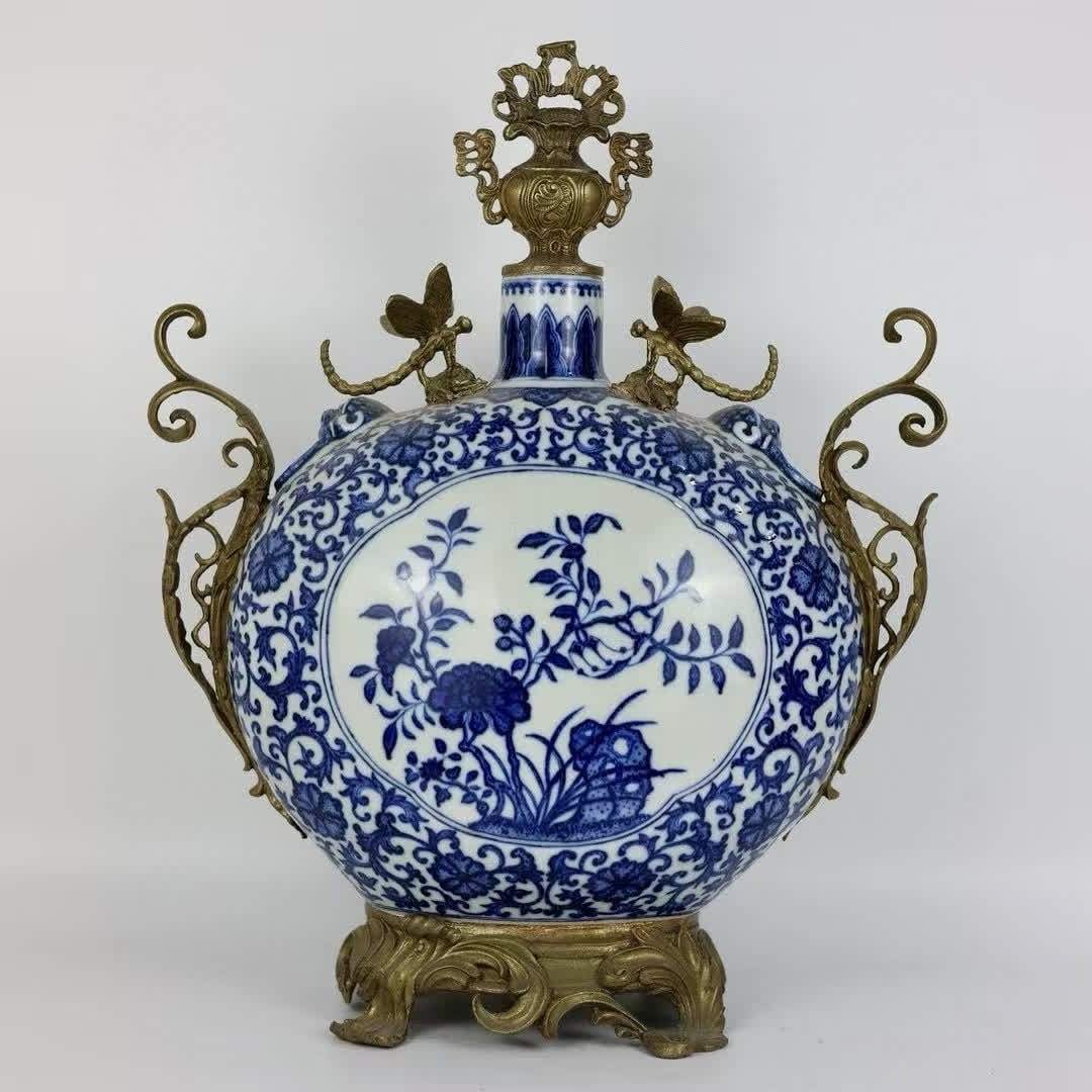 A blue and white window-inlaid copper lace amphora moon vase: Qing Dynasty blue and white window inlaid with copper lace binaural moon vase SIZE: H:45cm mouthD:5cm D:34cm Bottom diameter 18cm (The Dimensions Of All Batches Are Manually Measured.If You Need More 