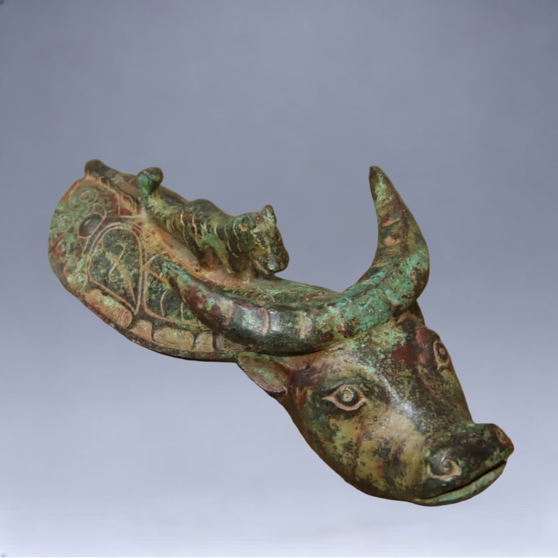 A bronze cup - 5
