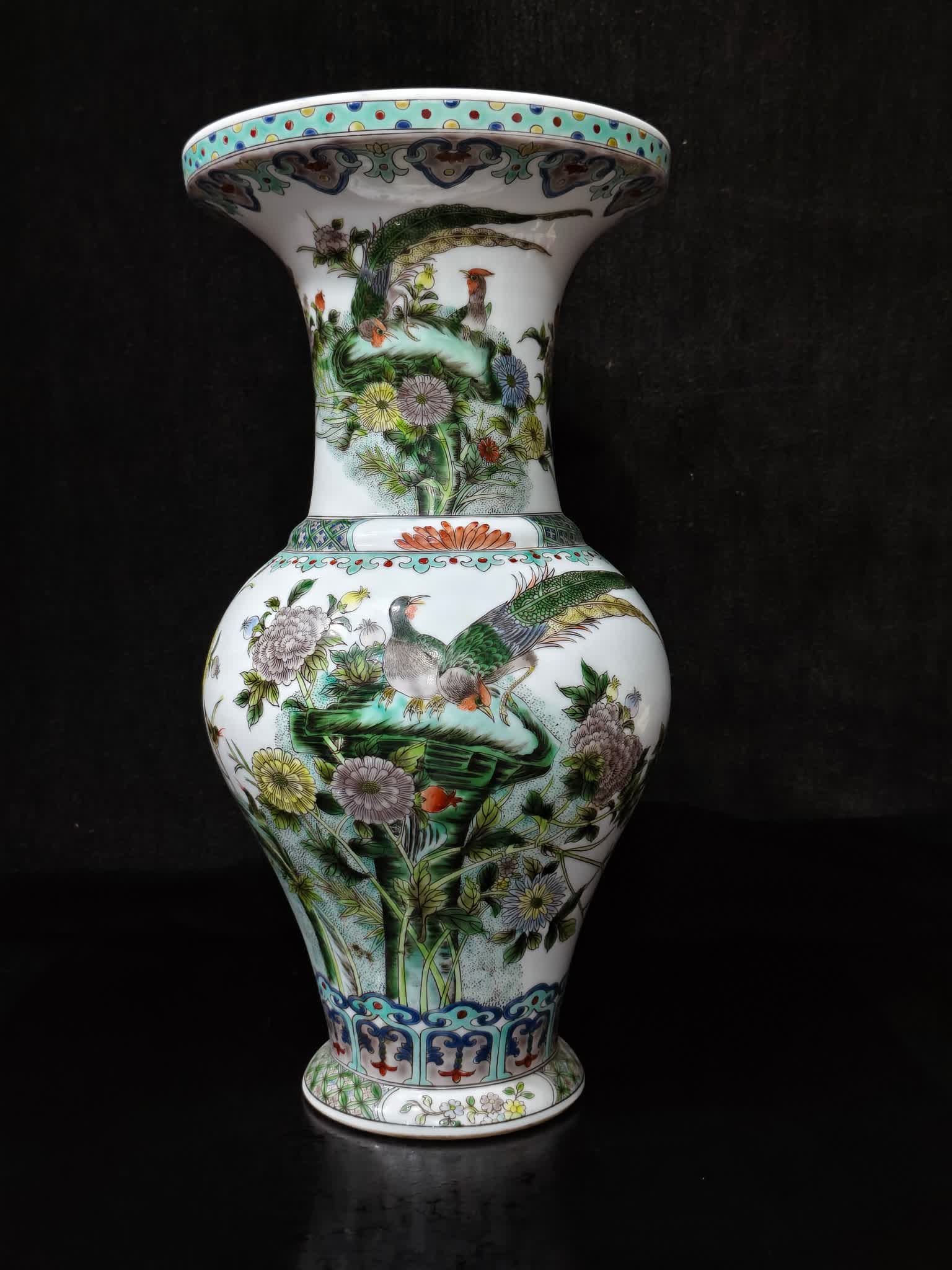 A colorful peacock flower cup made in the Qianlong period of the Qing Dynasty: The Qianlong period of the Qing Dynasty is a colorful peacock flower cup SIZE: H: 36cm Belly diameter 18cm mouthD: 18cm (The Dimensions Of All Batches Are Manually Measured.If You Need More Detailed I