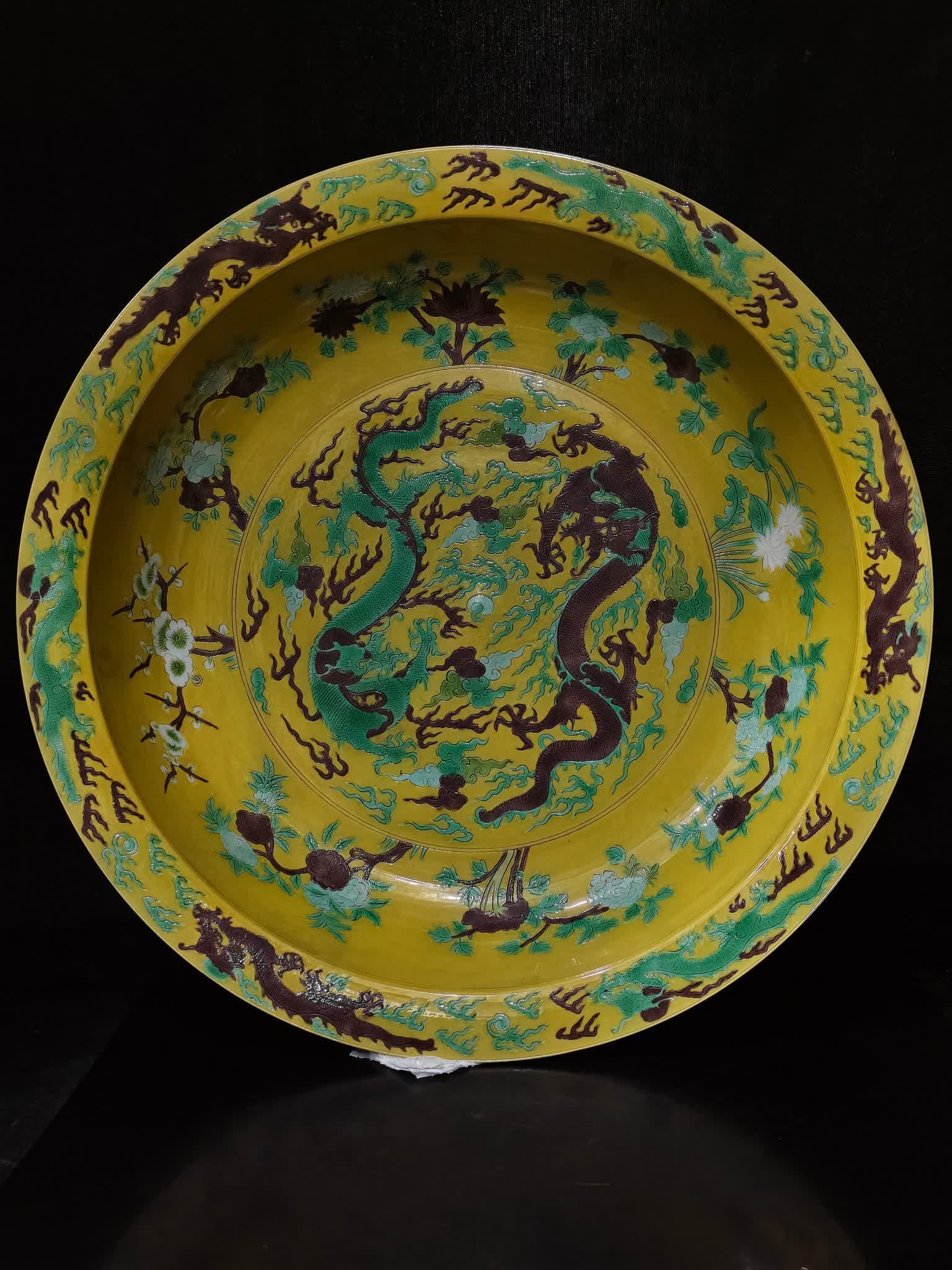 A piece of the Qing Dynasty Kangxi Year Plain Three-Colored Double Dragon Play Beads (1 of 9)