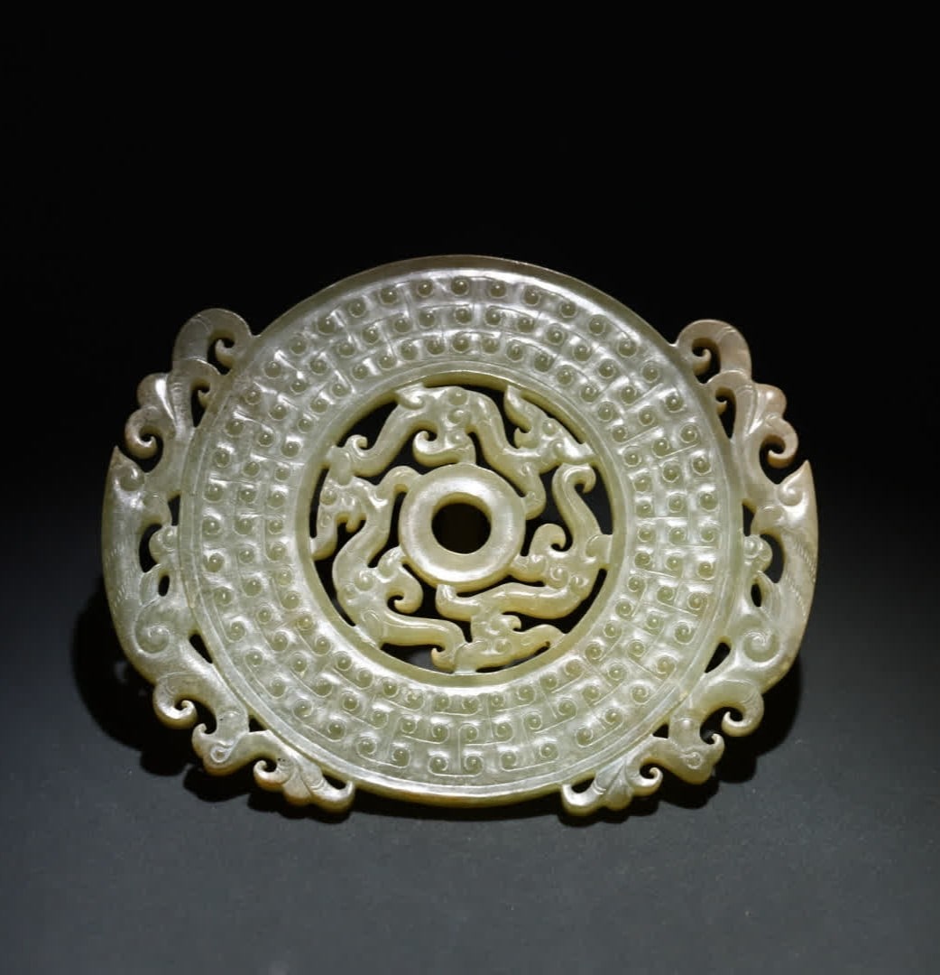 A piece of Han Dynasty jade out of Guo Long pattern: Han Dynasty jade comes from Guo Long pattern jade SIZE: 10.7x8.4x0.55cm W:94.5g (The Dimensions Of All Batches Are Manually Measured.If You Need More Detailed Information, Please Contact Our Customer 